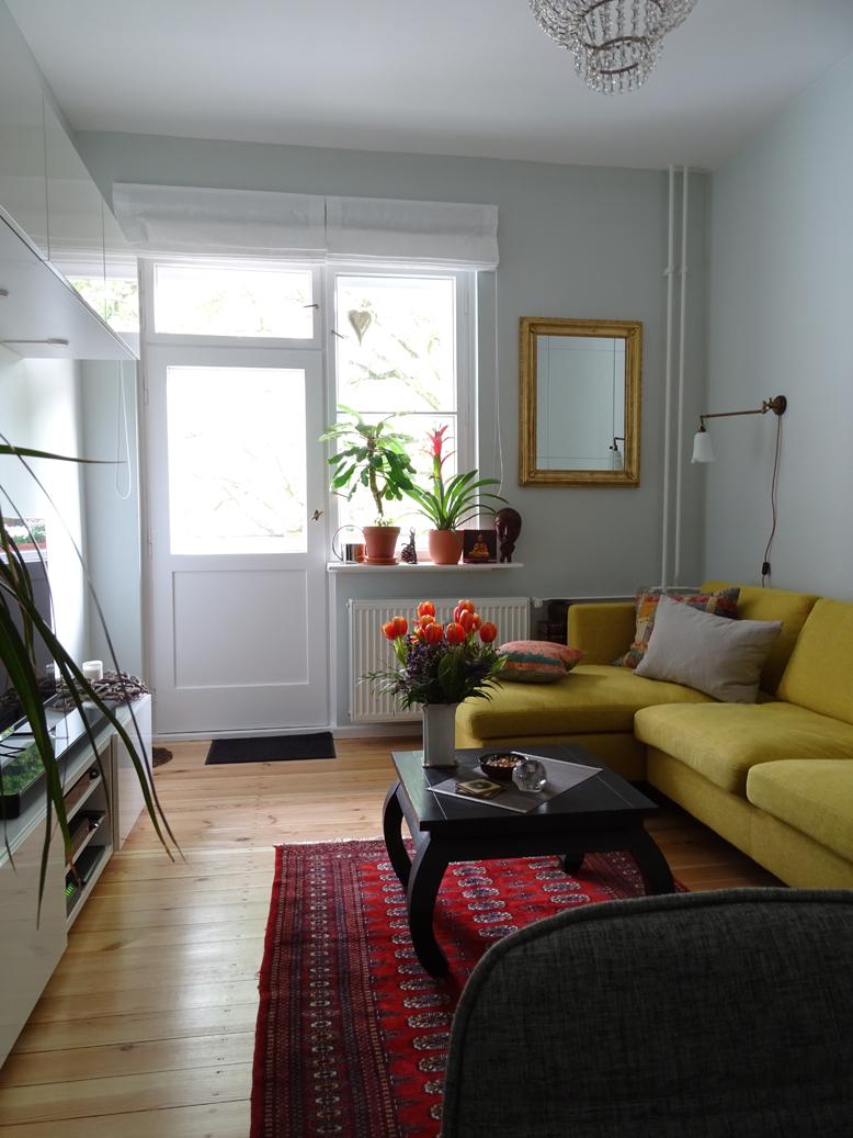 Kleines Wohnzimmer mit Eckcouch und viel Stauraum #wohnzimmer #senfgelb ©Mareike Kühn Interior Stylist & Visual Merchandiser