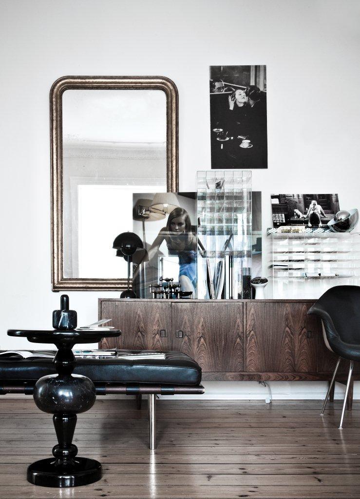 Kombination aus Leder und Holz #stuhl #couchtisch #dielenboden #spiegel #sideboard #goldfarbenerspiegel #tisch ©andTradition