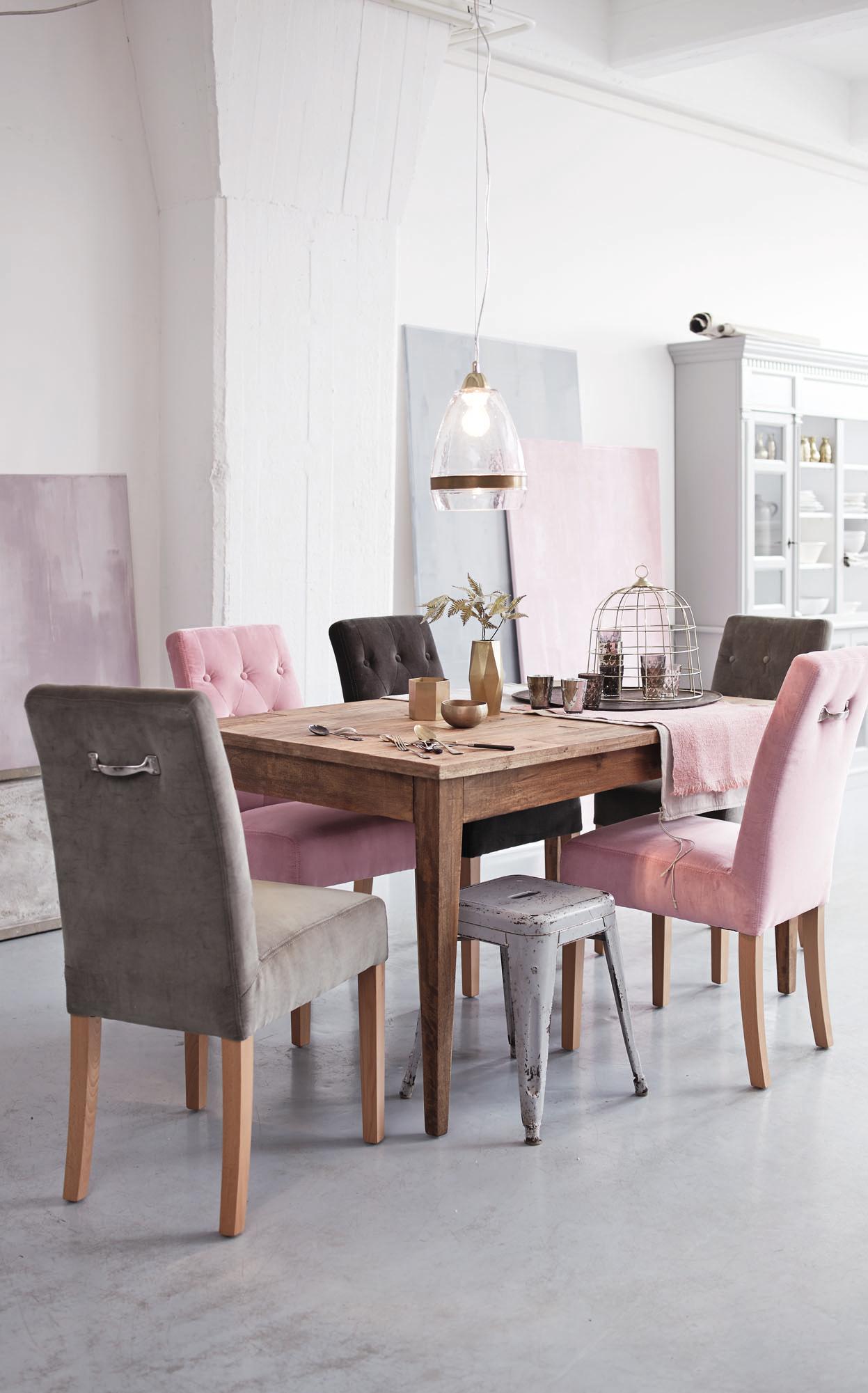 Kombiniert: Stühle in Rosa und Grau #stuhl #hocker #holztisch #esstisch #pendelleuchte #tisch #rosafarbenerstuhl #zimmergestaltung ©Impressionen