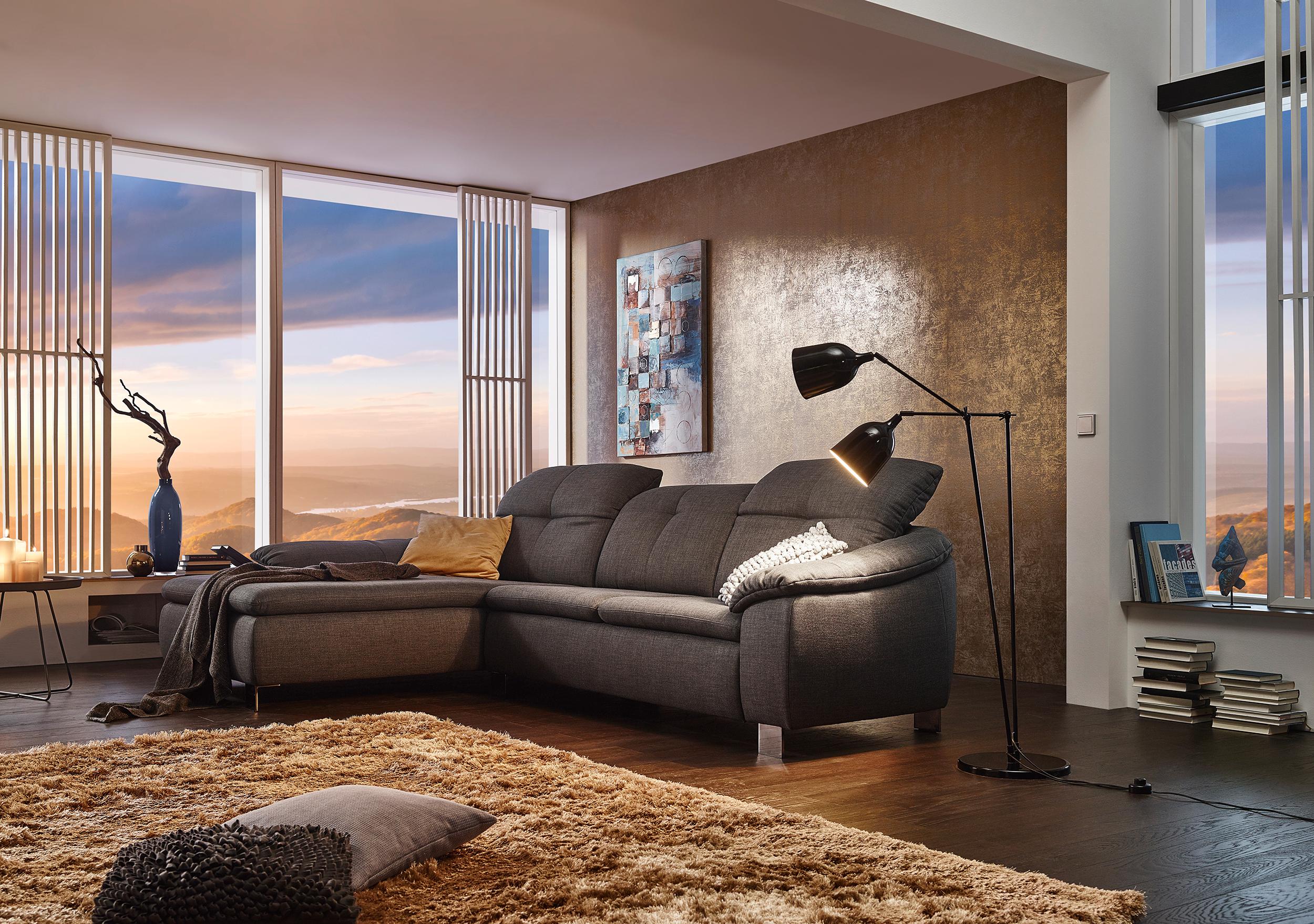 Komfort-Sitzgruppe "Ravenna" von ADA #beistelltisch #sofakissen #sofa #braunessofa #wohnzimmergestaltung #goldfarbenewandgestaltung ©ADA