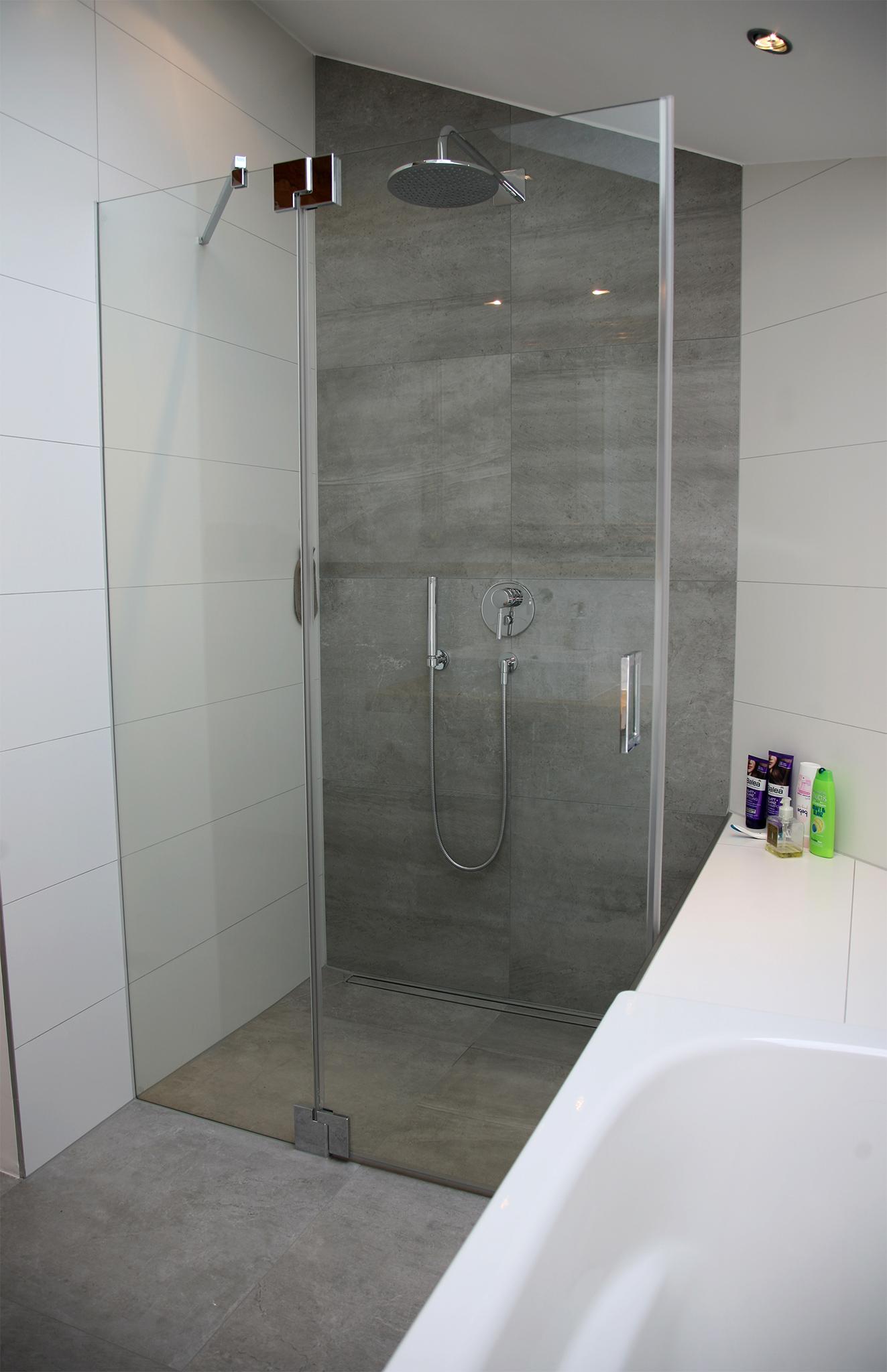 Komfortabel: Die bodenebene Dusche #dachschräge #ebenerdigedusche #offenesbadezimmer ©HEIMWOHL GmbH