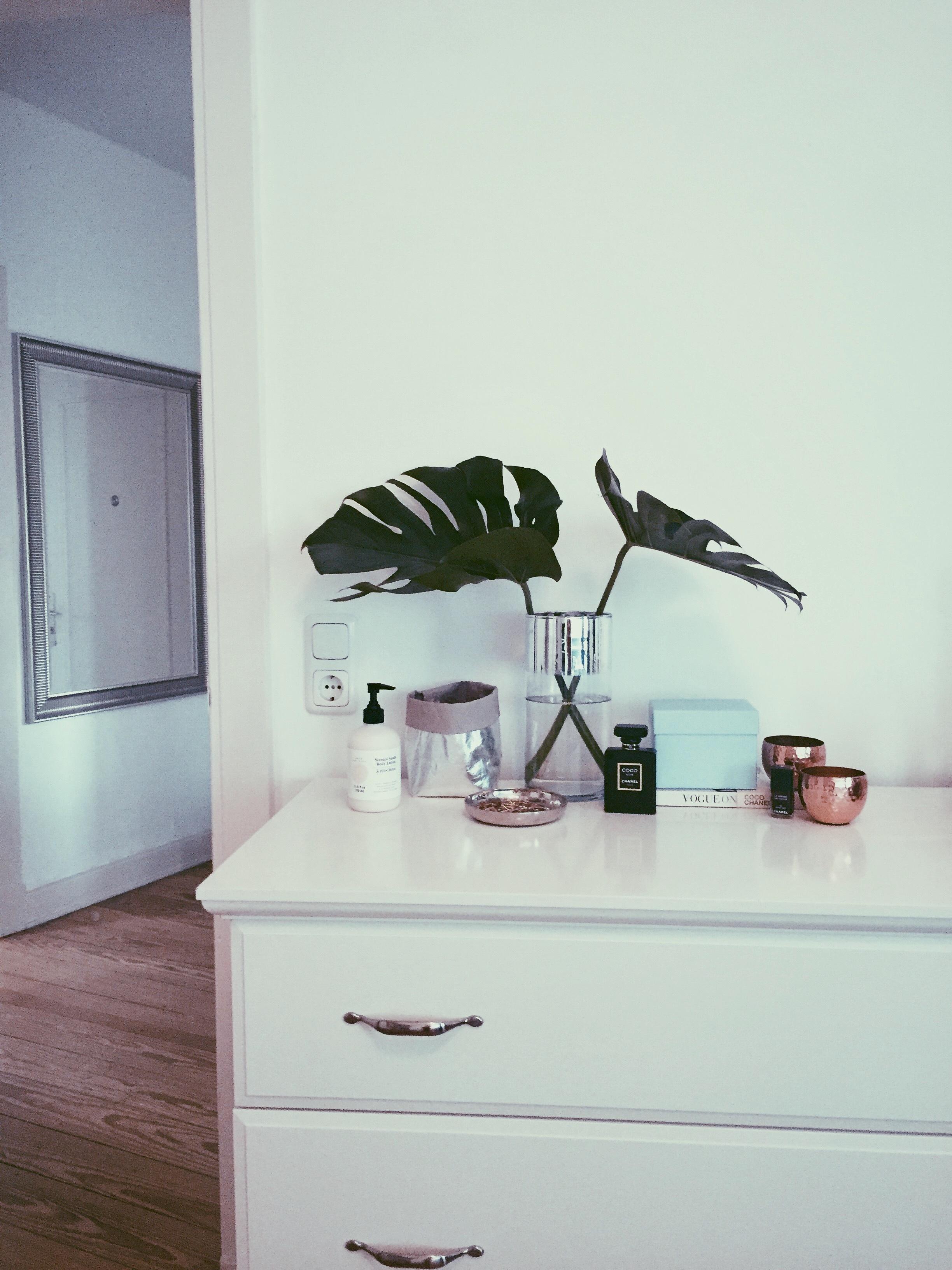 Kommode im Schlafzimmer mit Monstera Blättern #kommode #ikea ©carina