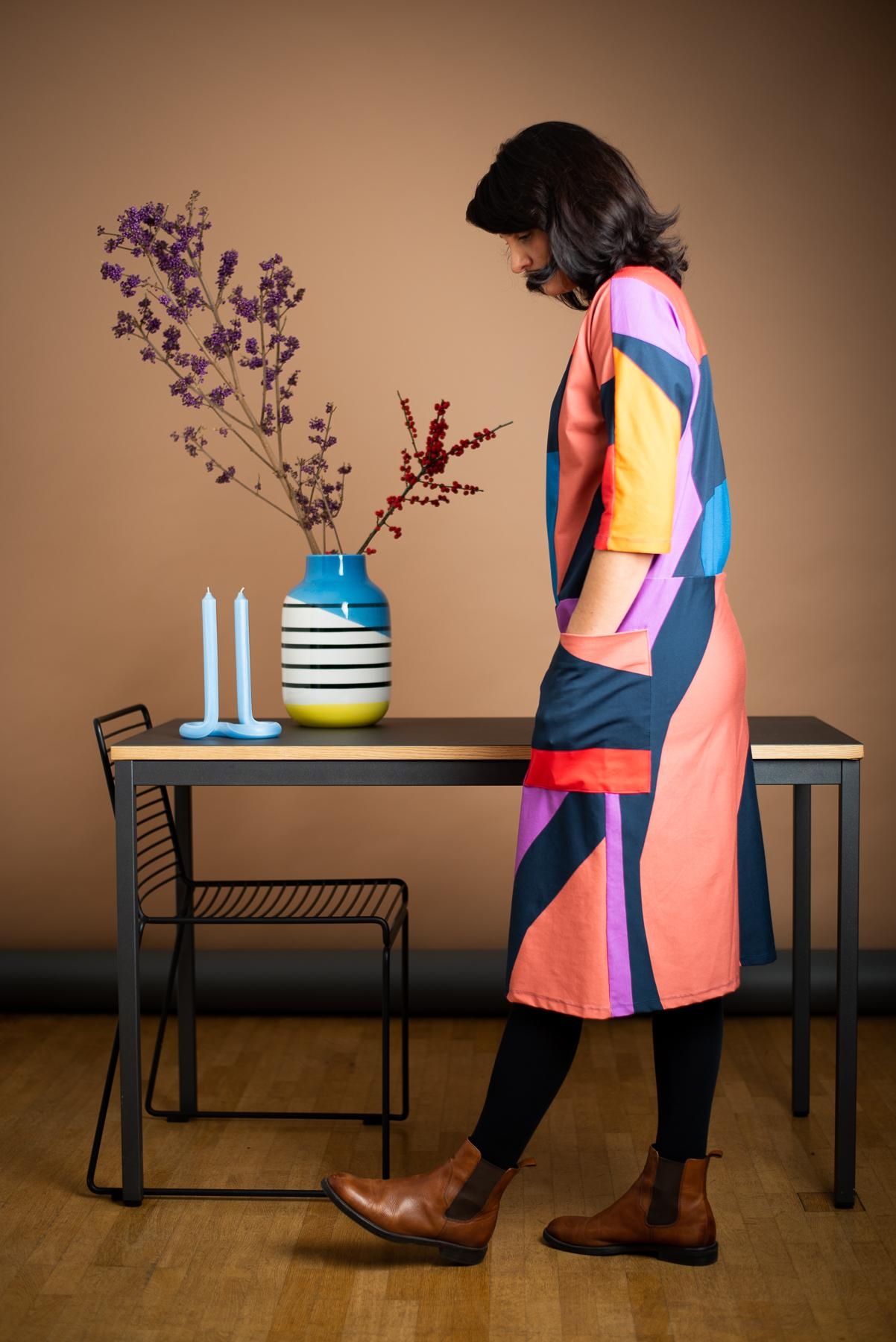 Kommt gut in die neue Woche! Mir hilft Farbe ja immer ❤️ #ootd #fashioncrush #slowfashion #office #vase #kerze #deko 
