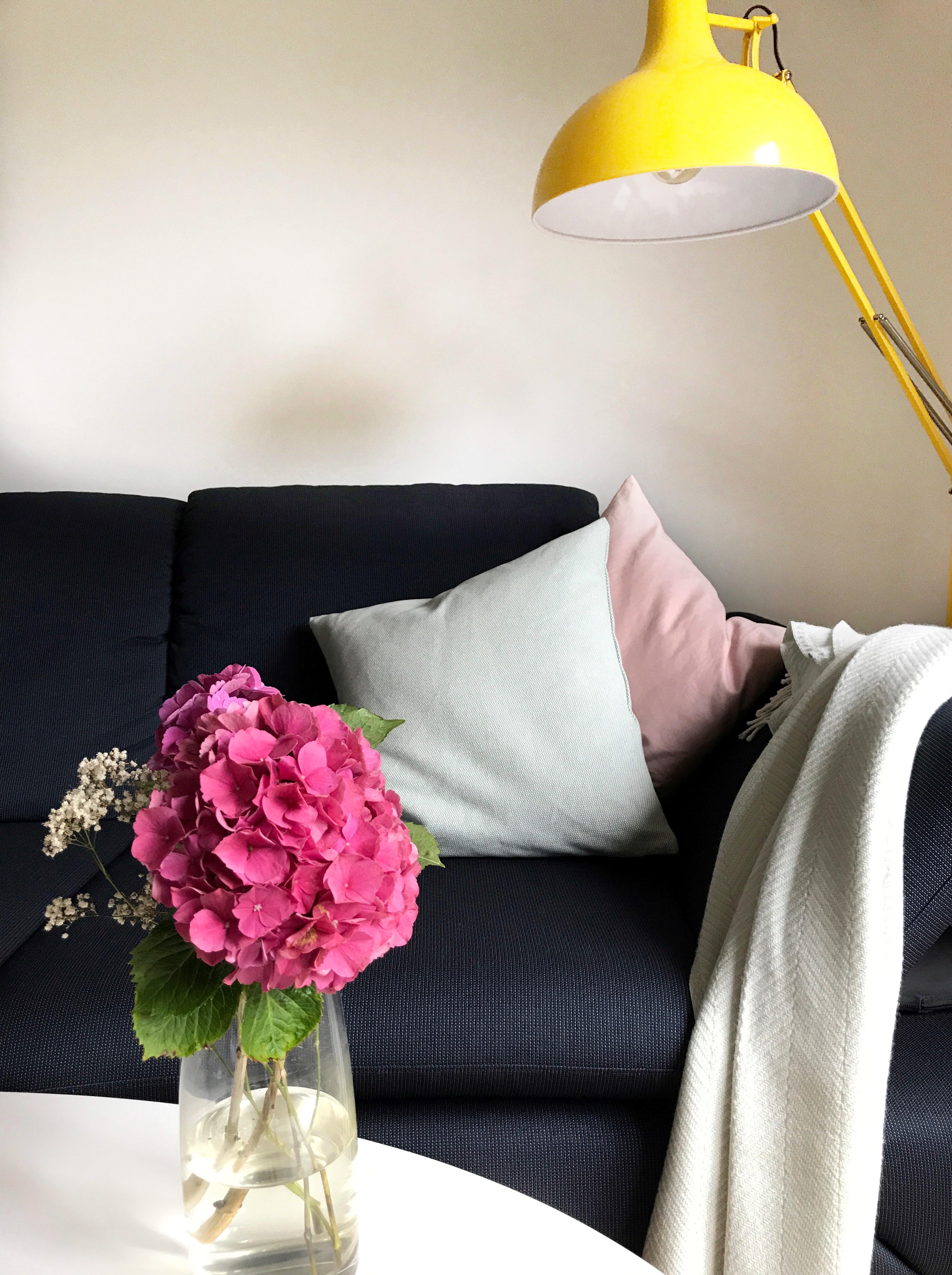 Kontraste im #wohnzimmer #stehlampe #gelb #hortensien #gemütlicheswohnzimmer #pink #kissen #rosa #türkis