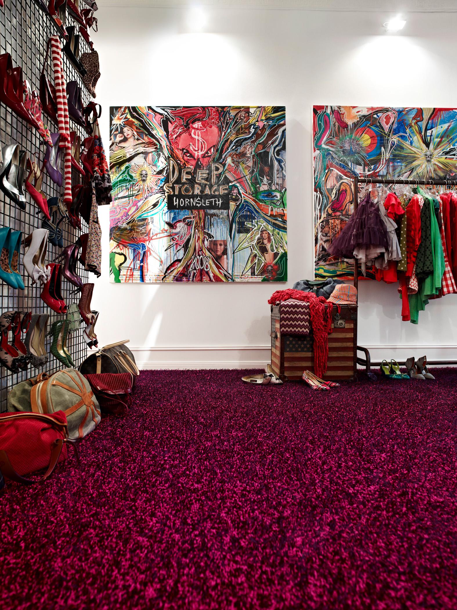 Kreatives Chaos im Ankleidezimmer #teppich #aufbewahrung #wandgestaltung #kleiderstange #pinkfarbenerteppich #ankleidezimmer #wandgestaltungflur #flurbeleuchtung ©Bernd Opitz für Vorwerk