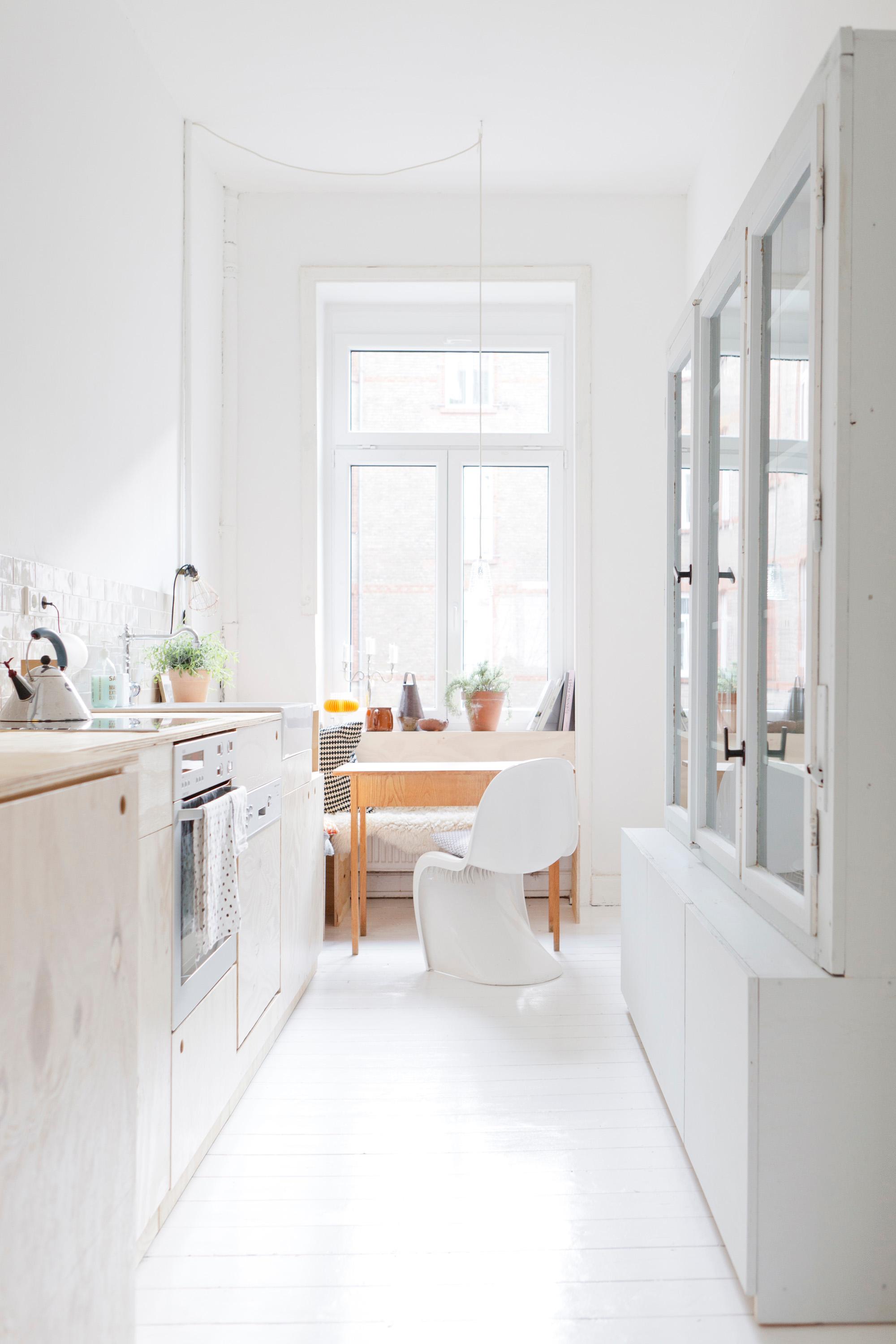 Küche - 2-Raum Apartment #küche #weißeküche #pantryküche #designstuhl #sitzeckeküche #küchenmöbel #büffetschrank #miniküche ©STUDIO OINK