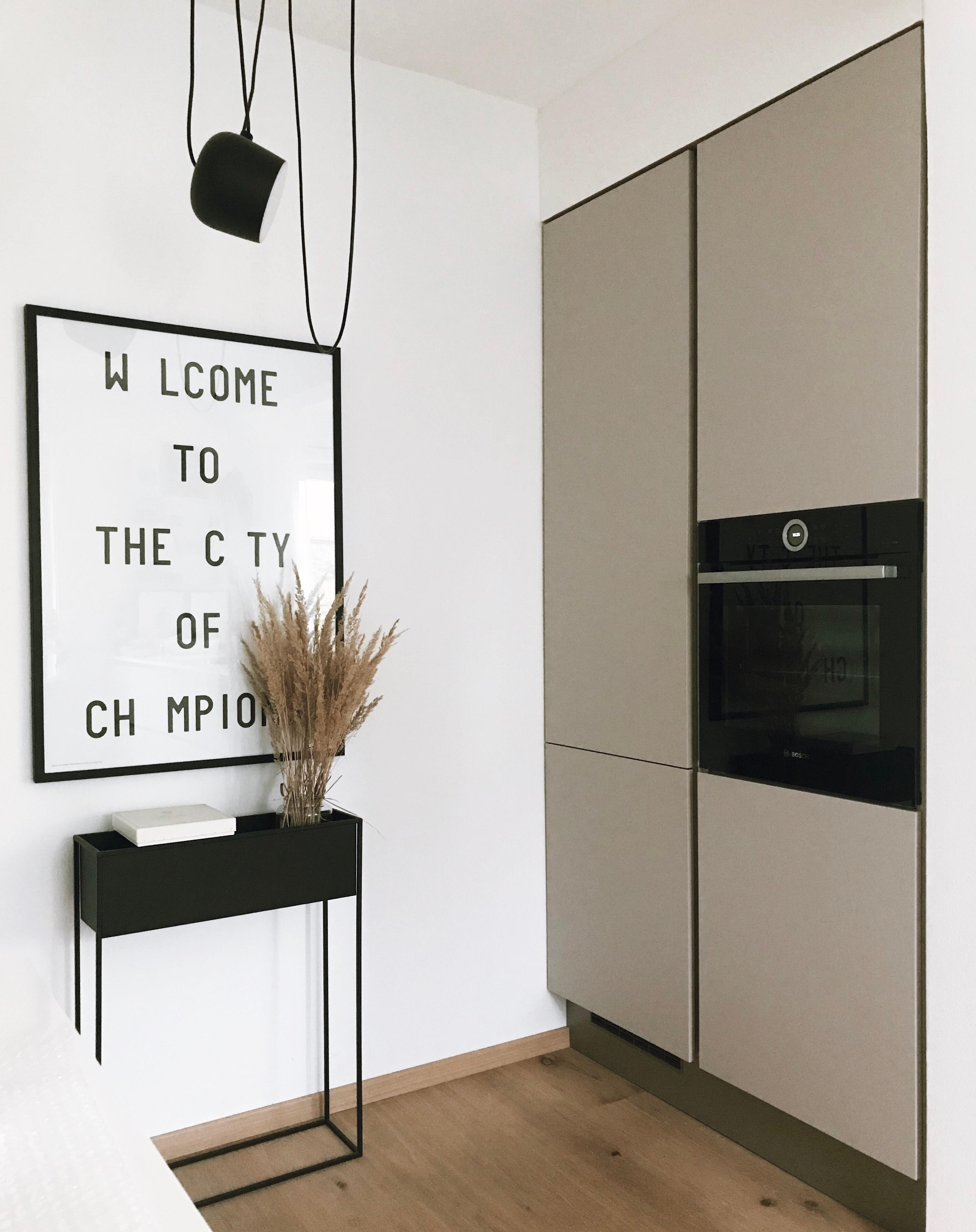 Küche. 🖤
#interior #küche #kitchen #minimal #flos #plantbox #küchenliebe #scandi #trockenblumen