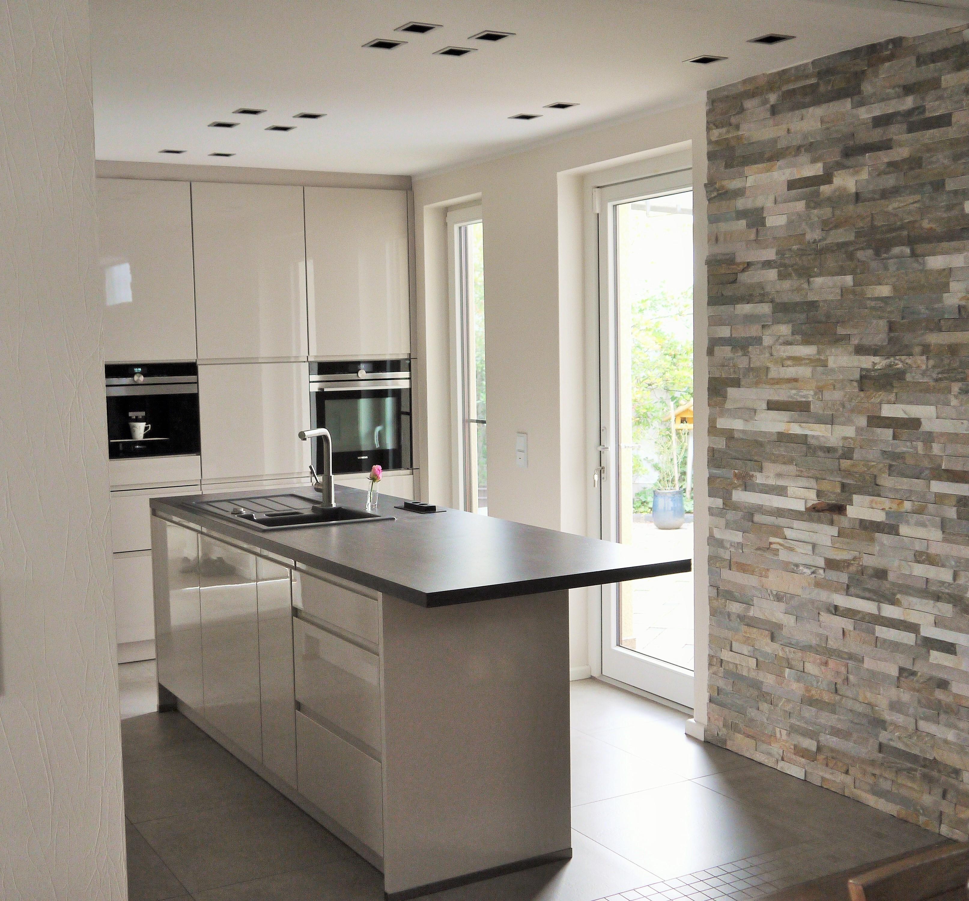 Küche 2 #küche #natursteinwand #einrichtungsberatung #innenarchitektur #saniertealtbauküche ©Flohs Wohnraumkonzepte