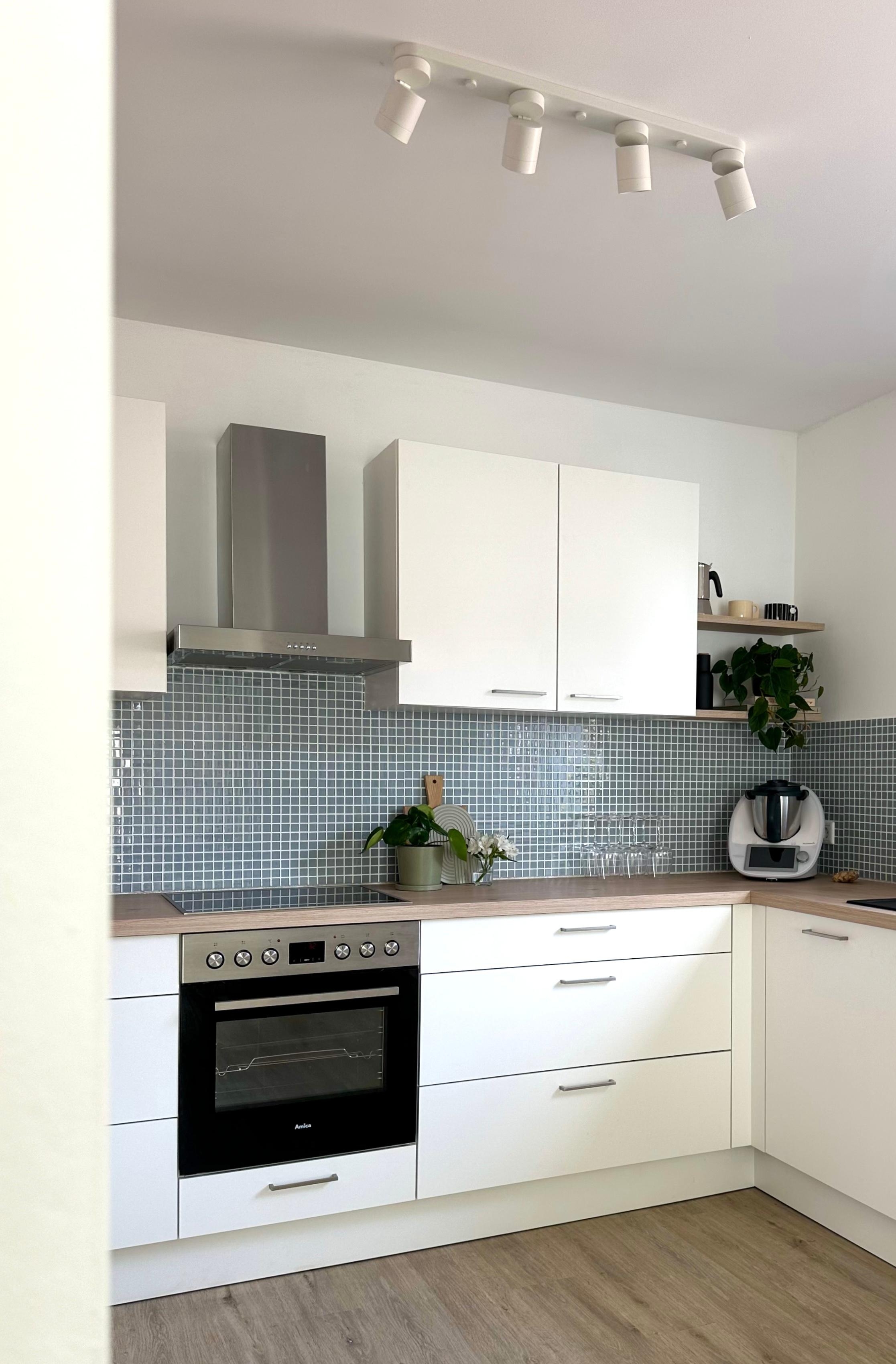 Küche 3/3 #küche #weißeküche #fliesenspiegel #mosaikfliesen #küchenideen #küchendeko #küchenliebe #couchliebt 