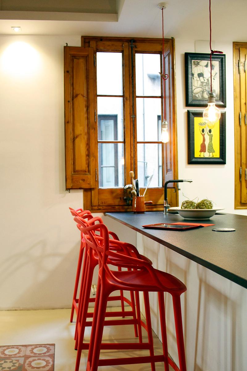 Küche #barhocker #küche #hocker #hängeleuchtenglühbirne #wandbild ©Victoria Aragonés / Innenarchitektur