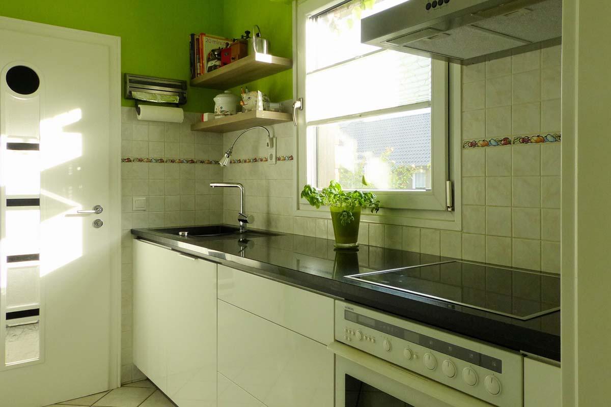 Küche im grünen Naturlook #küche #grünewandfarbe #küchenwandfliesen ©Tischlerei Elfering
