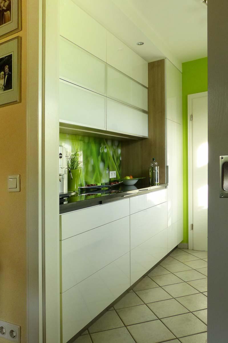 Küche im grünen Naturlook #küche #grünewandfarbe ©Tischlerei Elfering