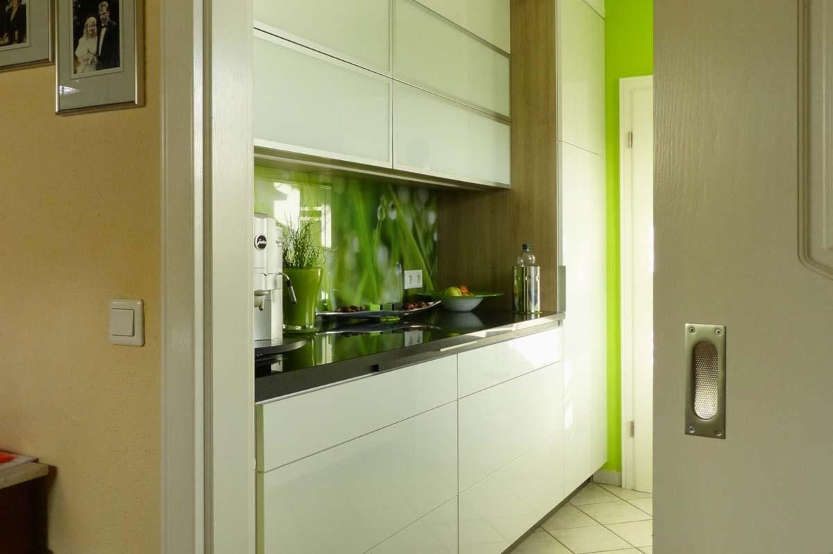 Küche im grünen Naturlook #küche #grünewandfarbe ©Tischlerei Elfering