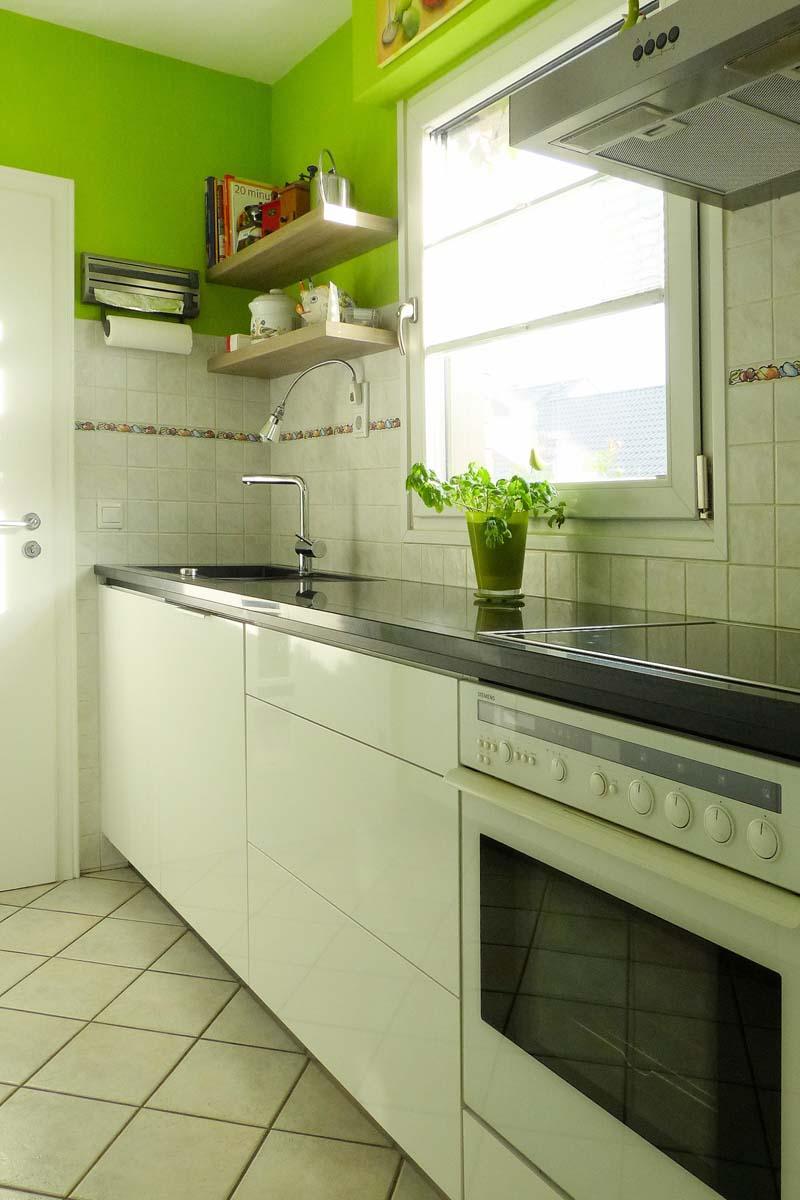 Küche im grünen Naturlook #küche #wandfliesen ©Tischlerei Elfering