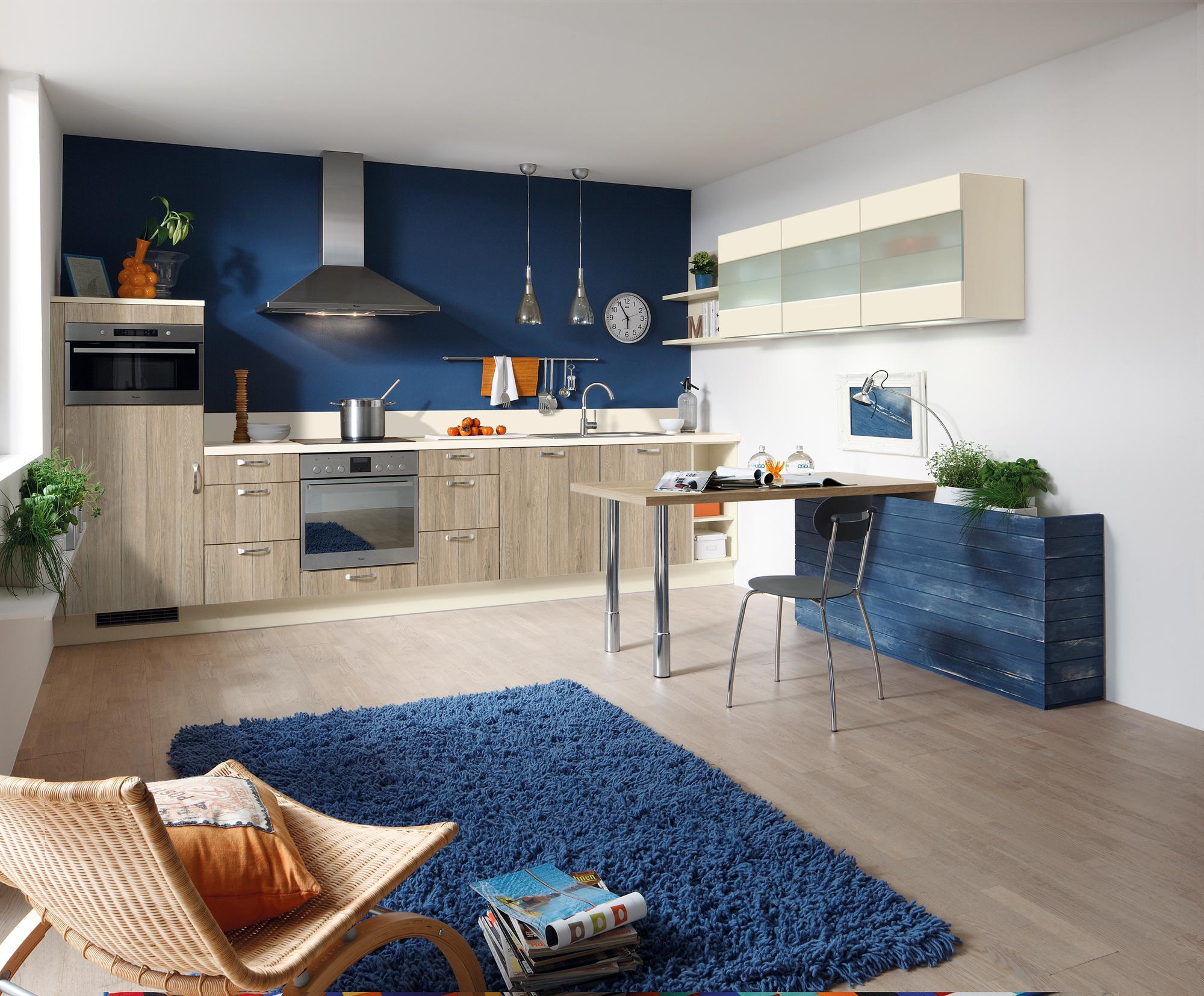 Küche in Eiche und Marineblau #wandfarbe #dunstabzugshaube #küchentisch #blauewandfarbe #blauewandgestaltung #wandgestaltungküche #küchegestalten ©Pino Küchen