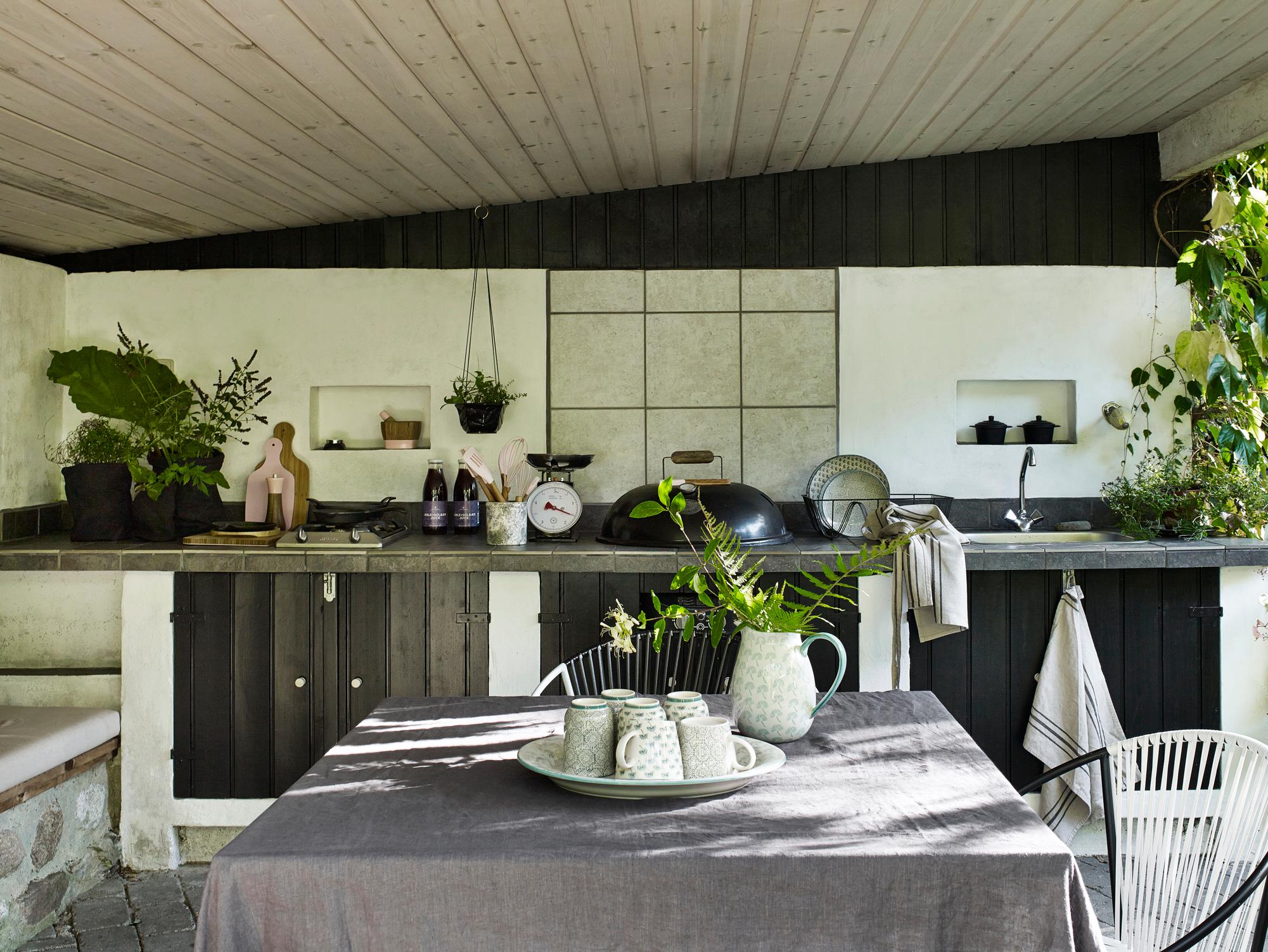 Küche in Naturtönen gestalten #stuhl #küche #holzdecke #küchenschrank #weißerstuhl #tisch ©Nordal