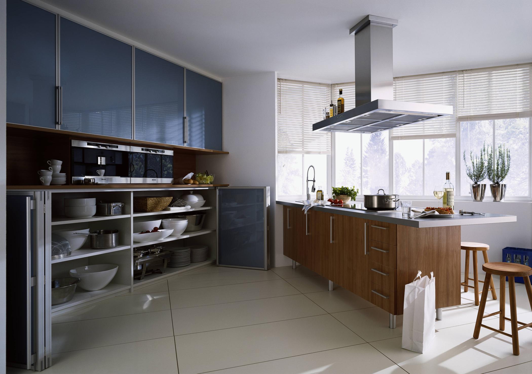 Küche mit Falttür in Blau #küche #küchentresen ©raumplus