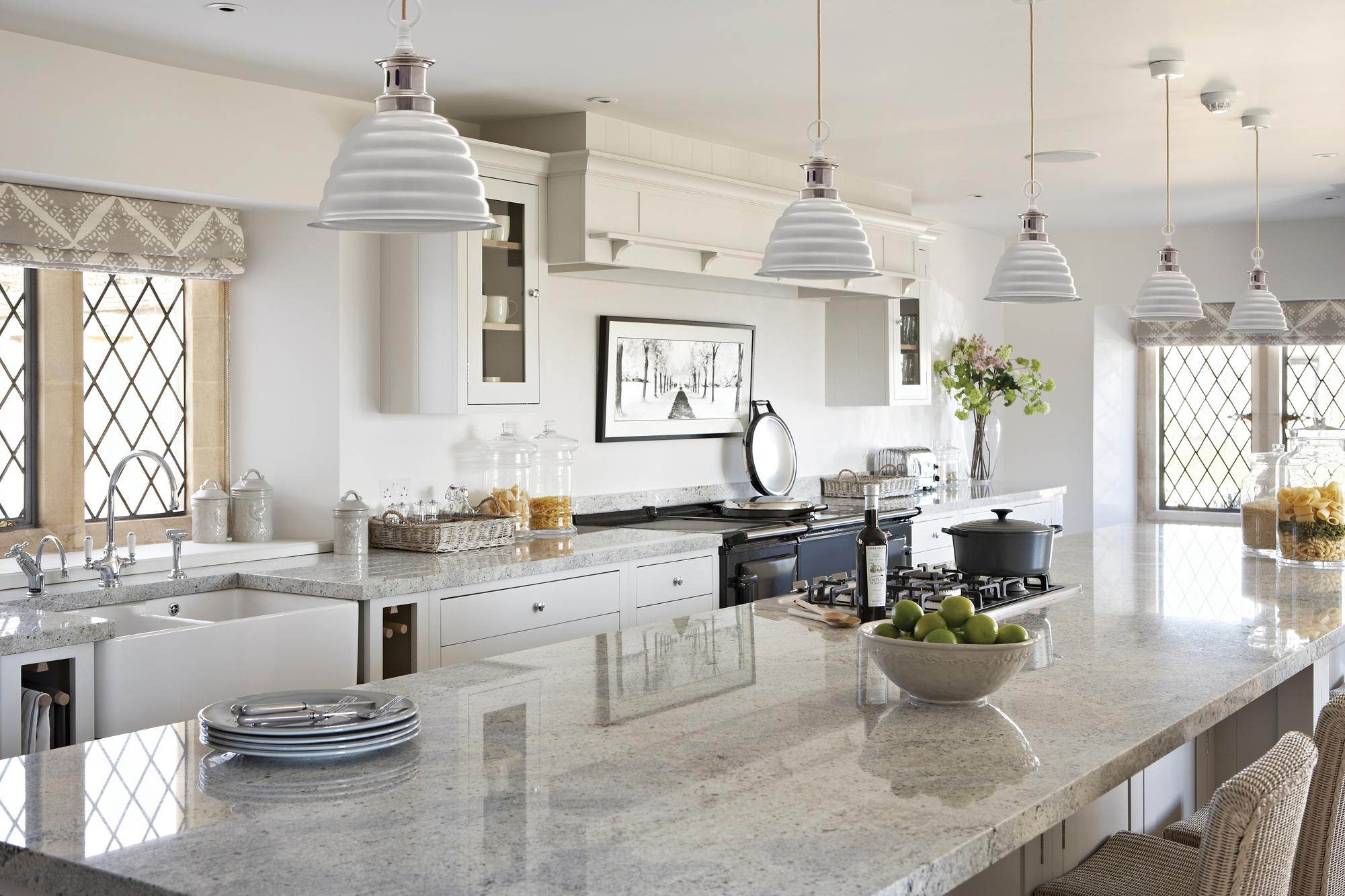 Küche mit Marmorplatte #küche #pendelleuchte #zimmergestaltung ©Neptune