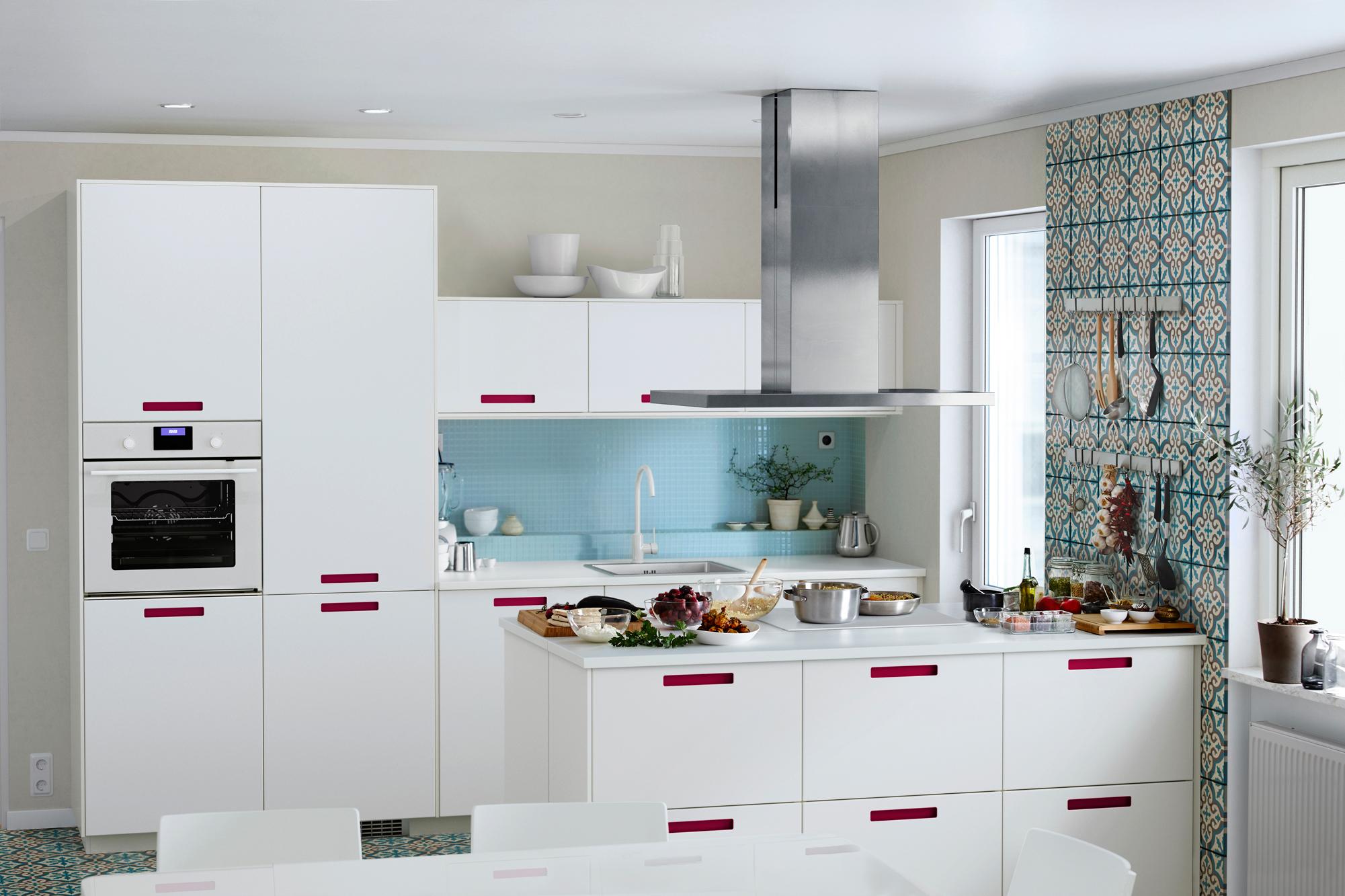 Küche mit Musterfliesen #küche #fliesen #dunstabzugshaube #ikea #weißeküche #kücheninsel #küchenfliesen #zimmergestaltung ©Inter IKEA Systems B.V.