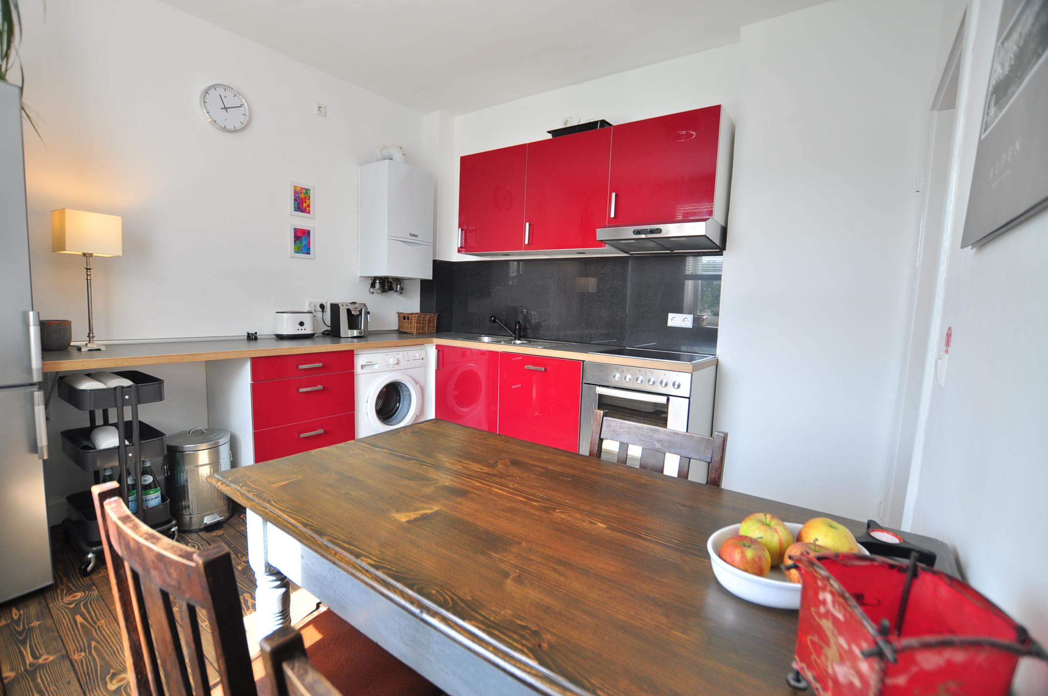 Küche_ möblierte Wohnung #küche #holztisch #saniertealtbauküche ©e-rent Agentur / Alina Edelstein