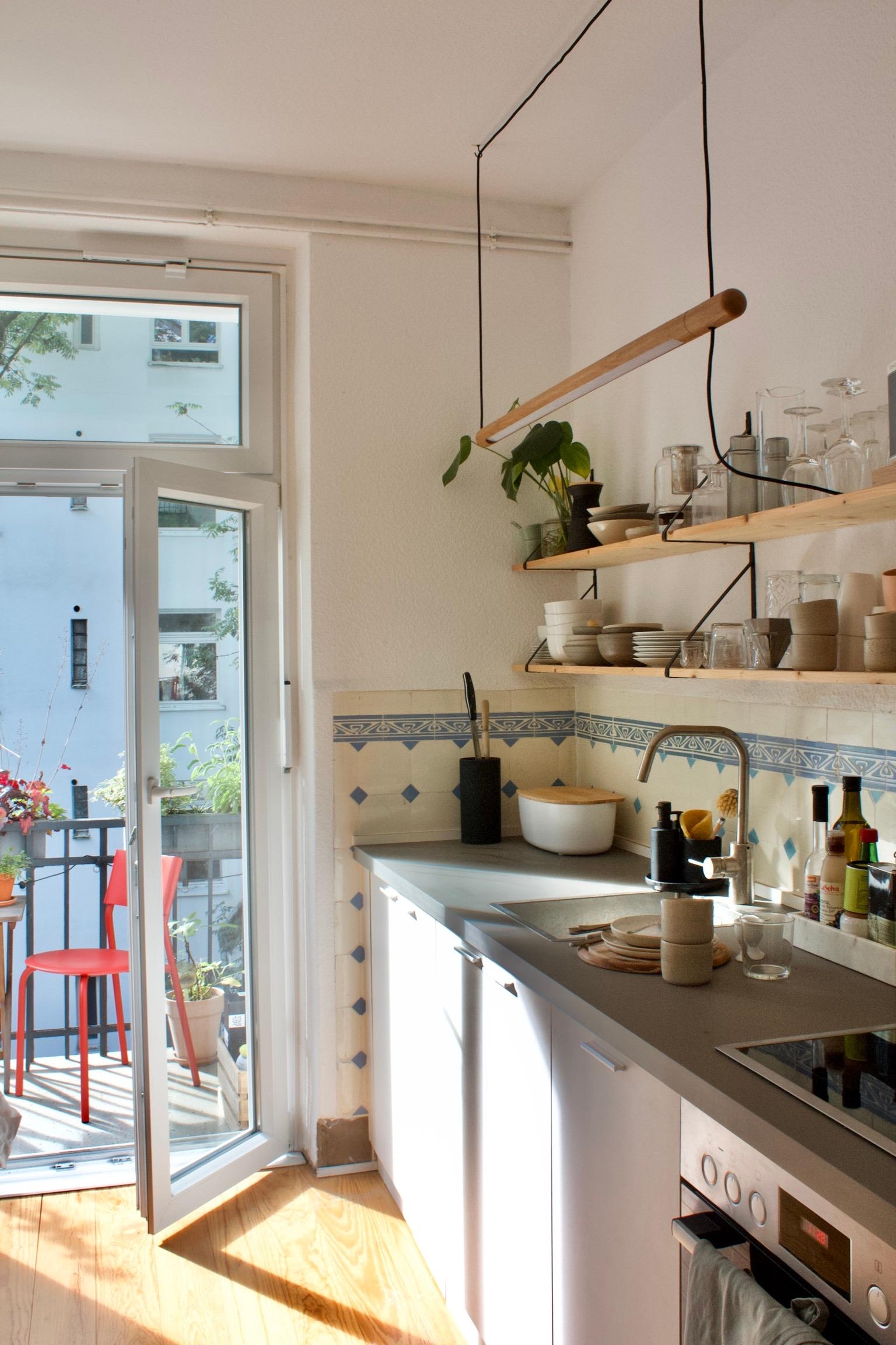 #küche #sunshine #altbau #wandregal #küchendesign #altbaufliesen #kleineküche