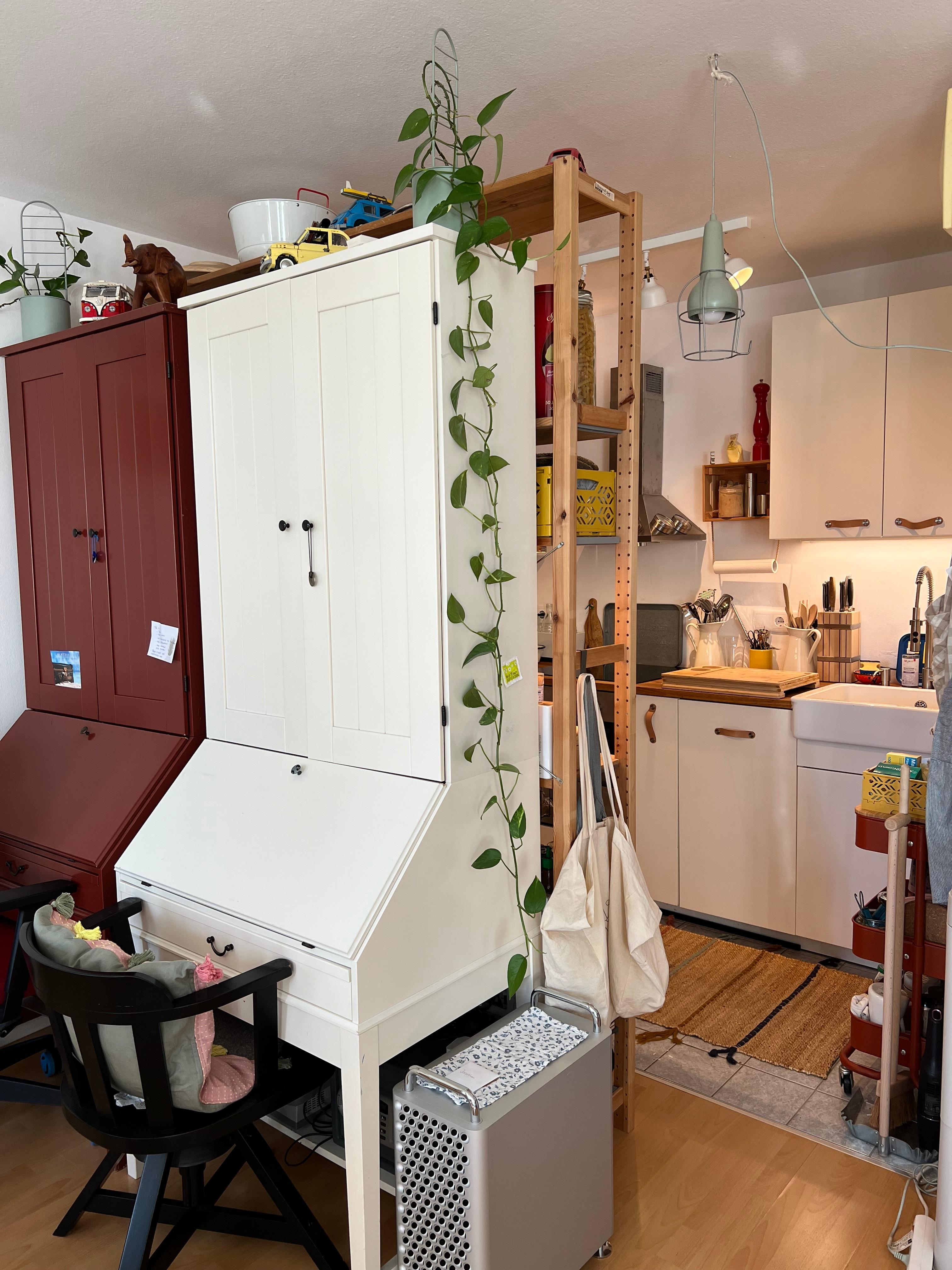 Küche und Büro.
Durch die #ivar wand und unsere Sekretäre habe ich eine art eigenen Raum für unsere Küche geschaffen 😊
#küche #ikea #sekretär #homeoffice #büro #tinyhome