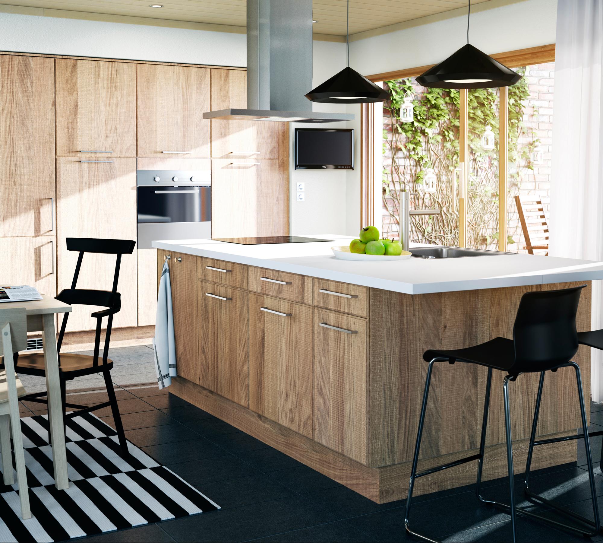 Küchenblock und Einbauschränke aus Holz in moderner Küche #ikea #kücheninsel #schwarzehängeleuchte ©Inter IKEA Systems B.V