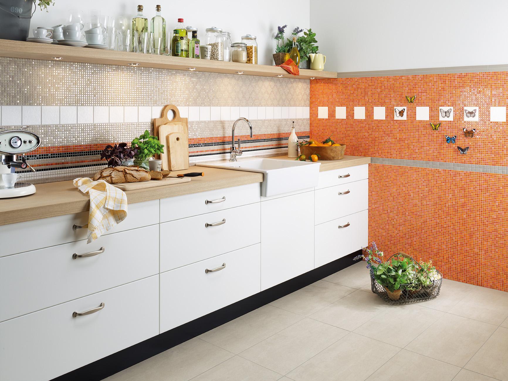 Küchengestaltung in Beige und Orange #fliesen #mosaikfliesen #küchengestaltung #frühlingsdeko ©Jasba Mosaik GmbH