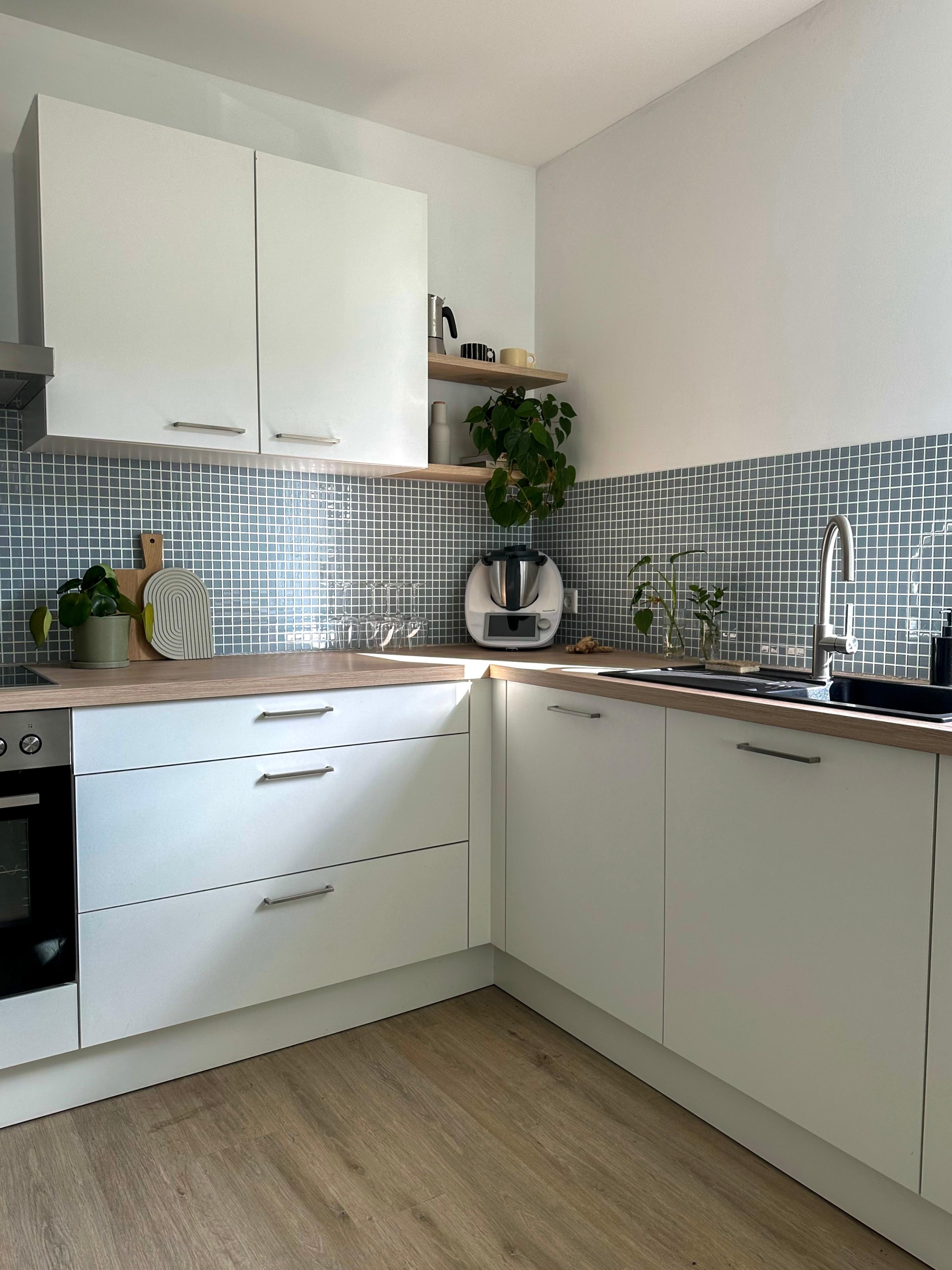 #küchenideen #weißeküche #kitchendesign #küche #küchendeko #dekoideen #pflanzenliebe #küchenbretter