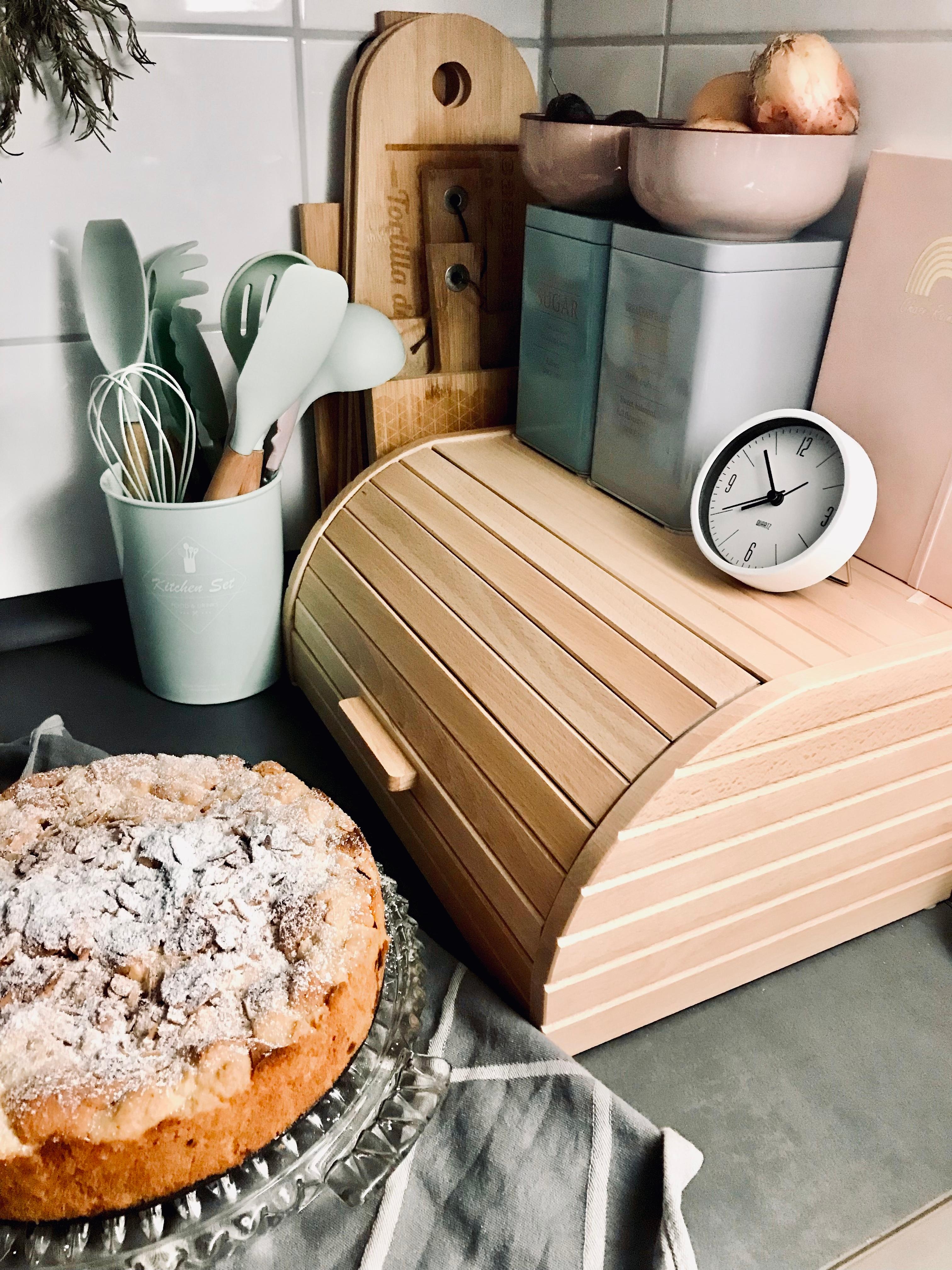 Küchenliebe in Grau Weiß Pastell 🥣
#zwetschgenkuchen #küchendeko #brotkasten #holzbrett #uhr #utensilien #küche 