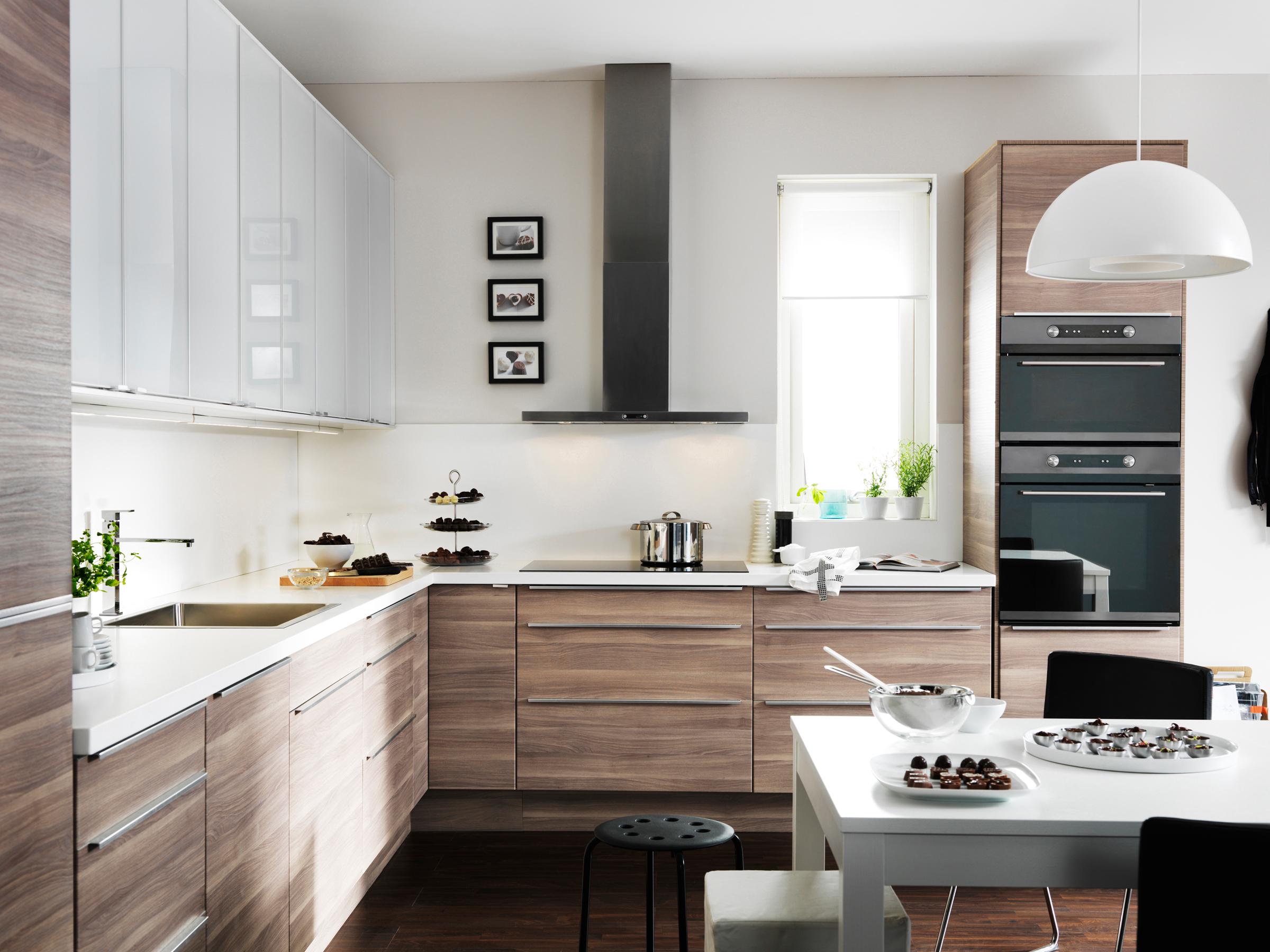 Küchenschränke aus Holz in geräumiger Wohnküche #dunstabzugshaube ©Inter IKEA Systems B.V