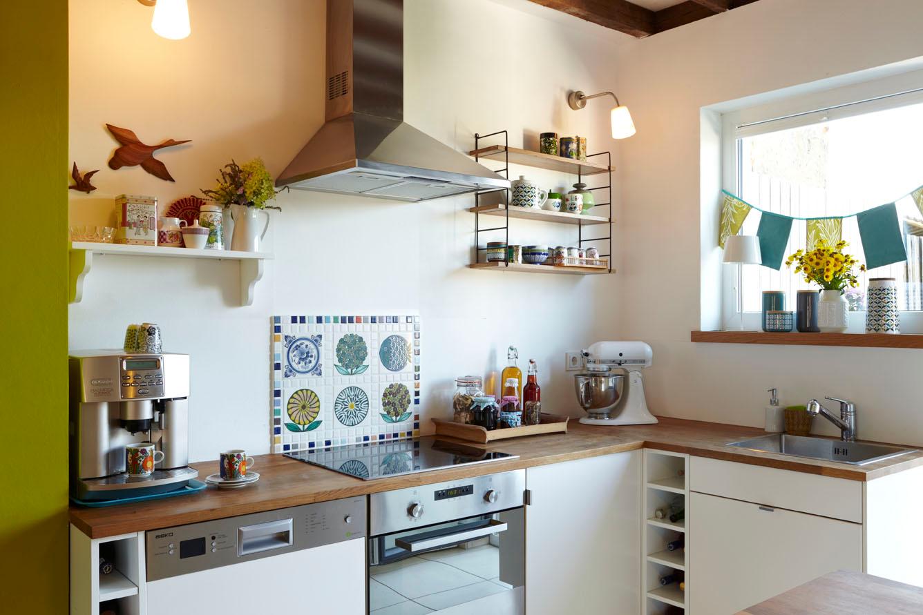 Küchenzeile #küche #küchenregal #buntefliesen #küchendeko ©Lioba Schneider für COUCH