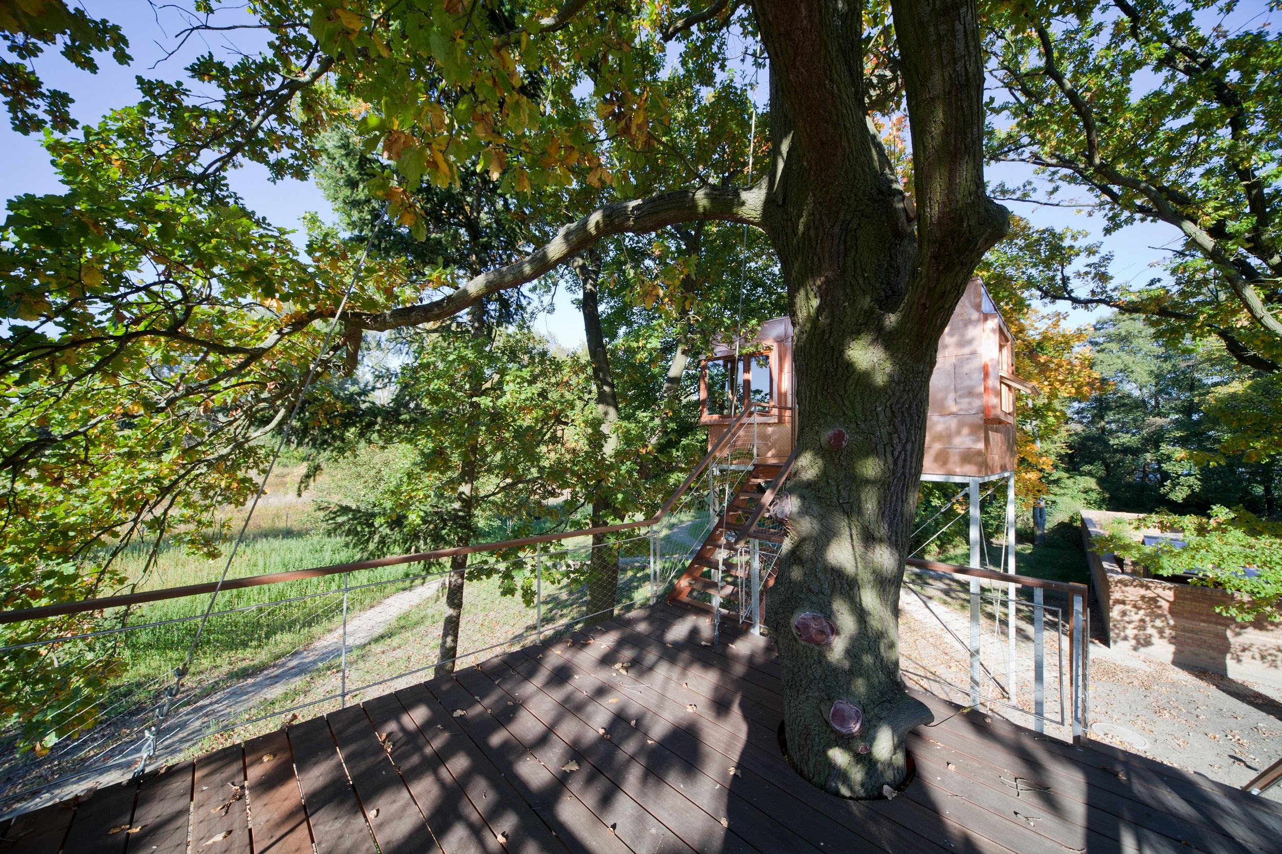 Kupfer Kubus mit Holzterrasse - nicht beschriften #baumhaus #stelzenhaus ©baumraum / Markus Bollen