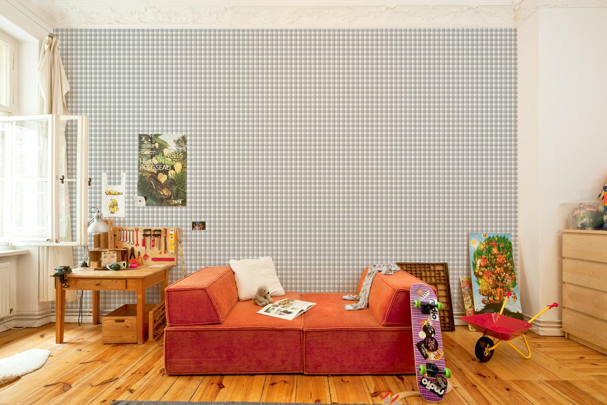 Kuschelecke für's Kinderzimmer #sideboard #sofa #rotessofa #werkbank ©Extratapete