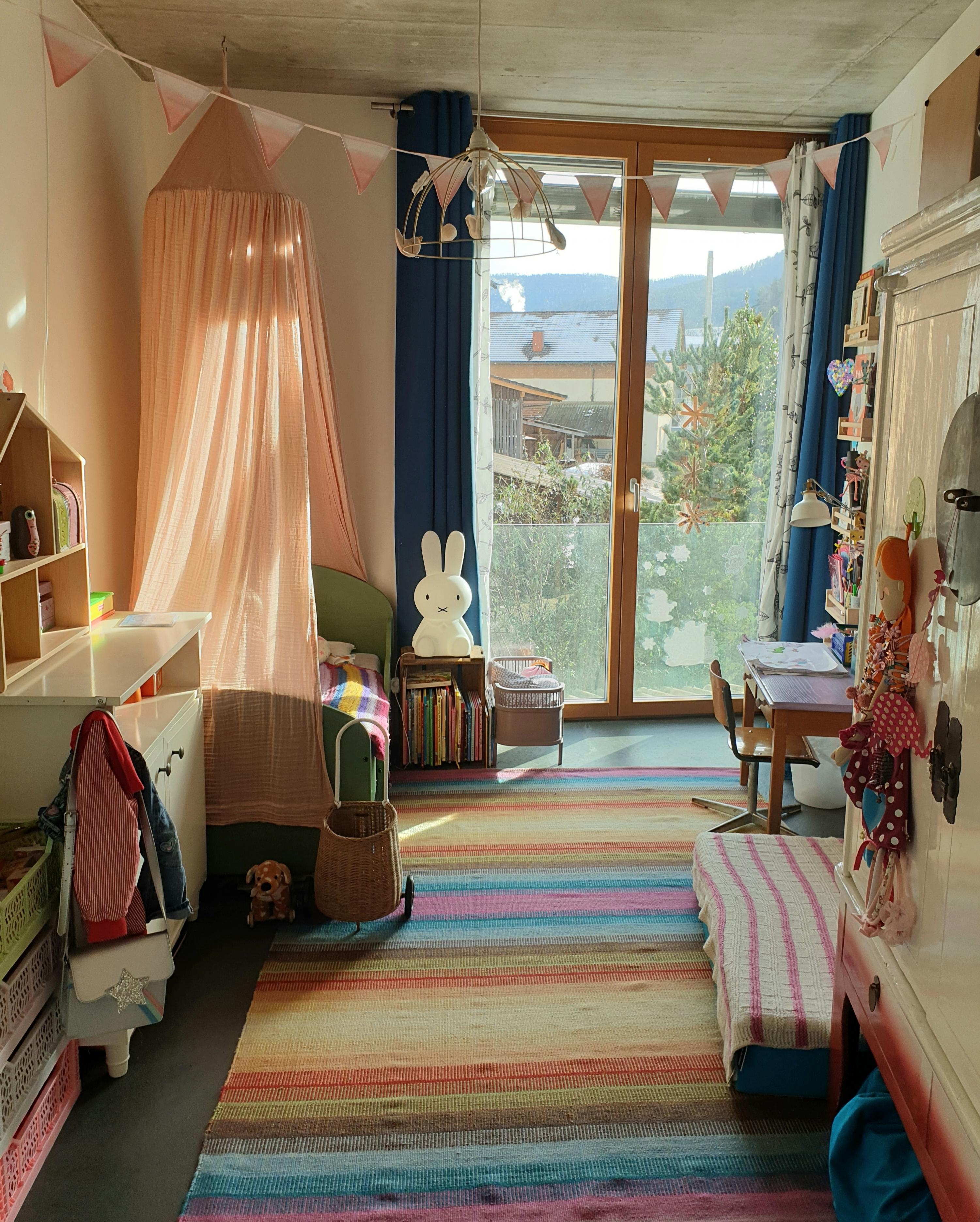 Lass die Sonne rein
#Kinderzimmer#kleinesKinderzimmer#bunt