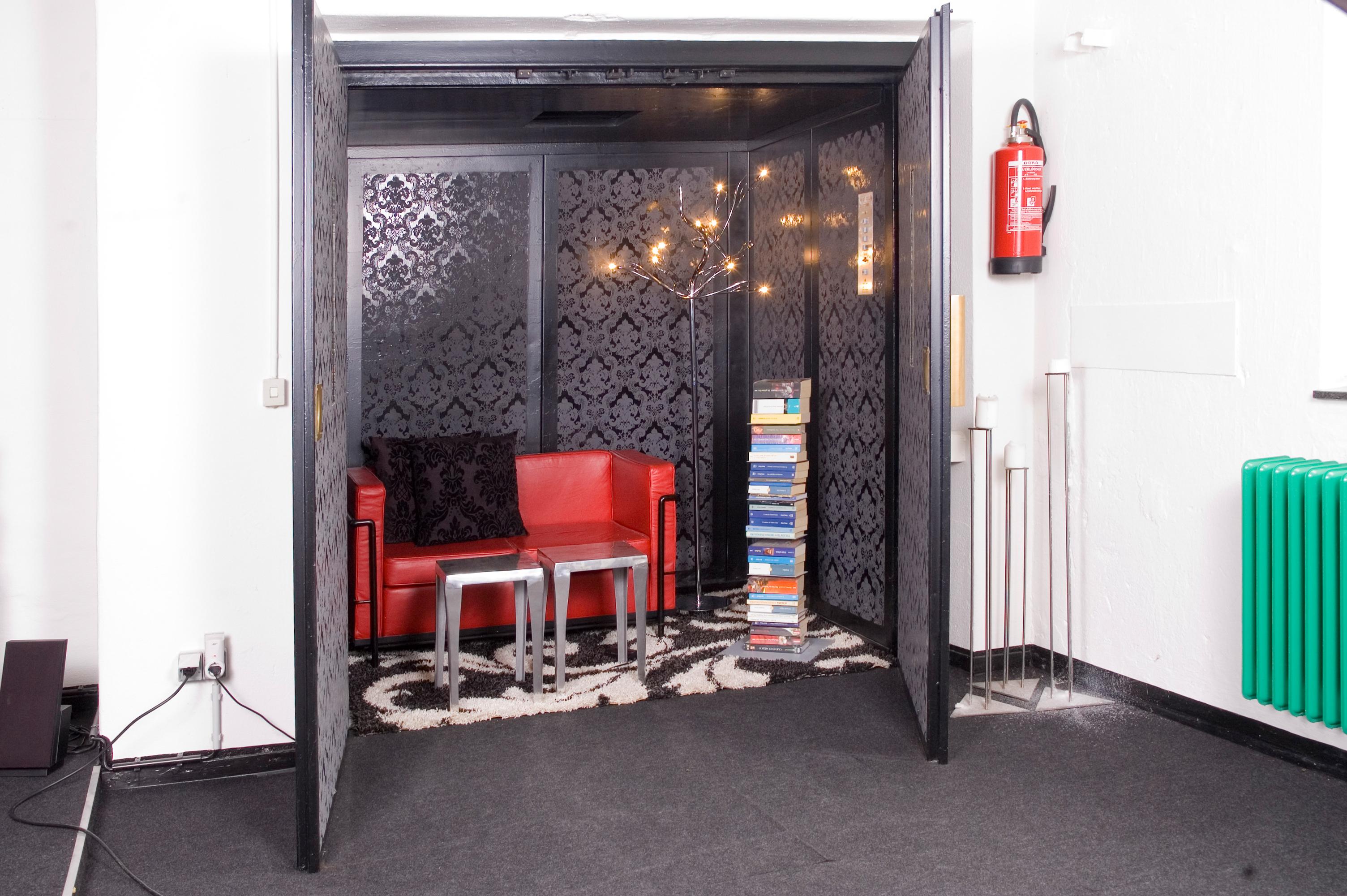 Lesezimmer / Aufzug #kerzenständer #sofa #leseecke #freistehendesbücherregal #metallkerzenständer ©Luna Homestaging