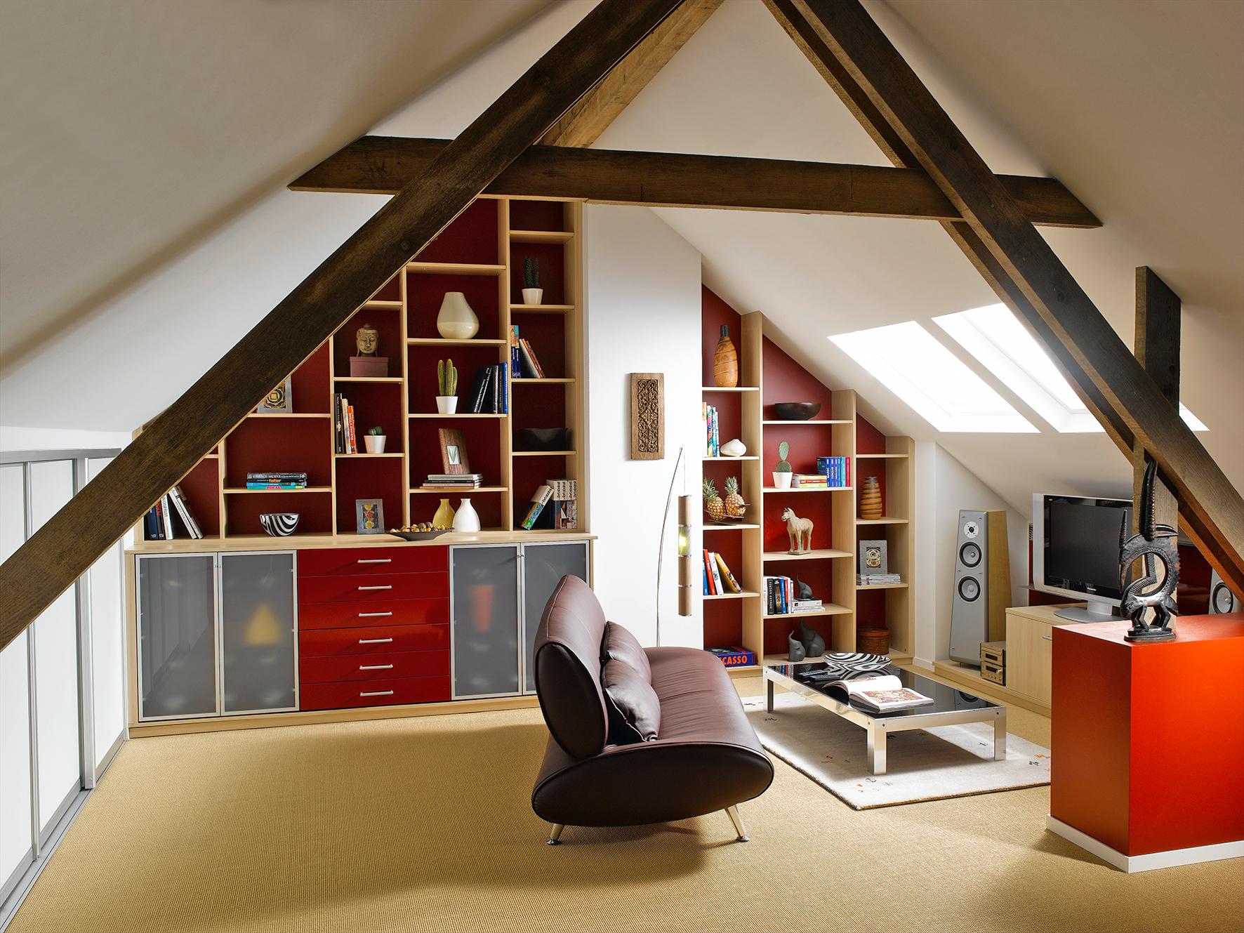 Lesezimmer mit in der Dachschräge integrierten Bücherregalen #dachschräge #bücherregal ©SCHMIDT Küchen & Wohnwelten