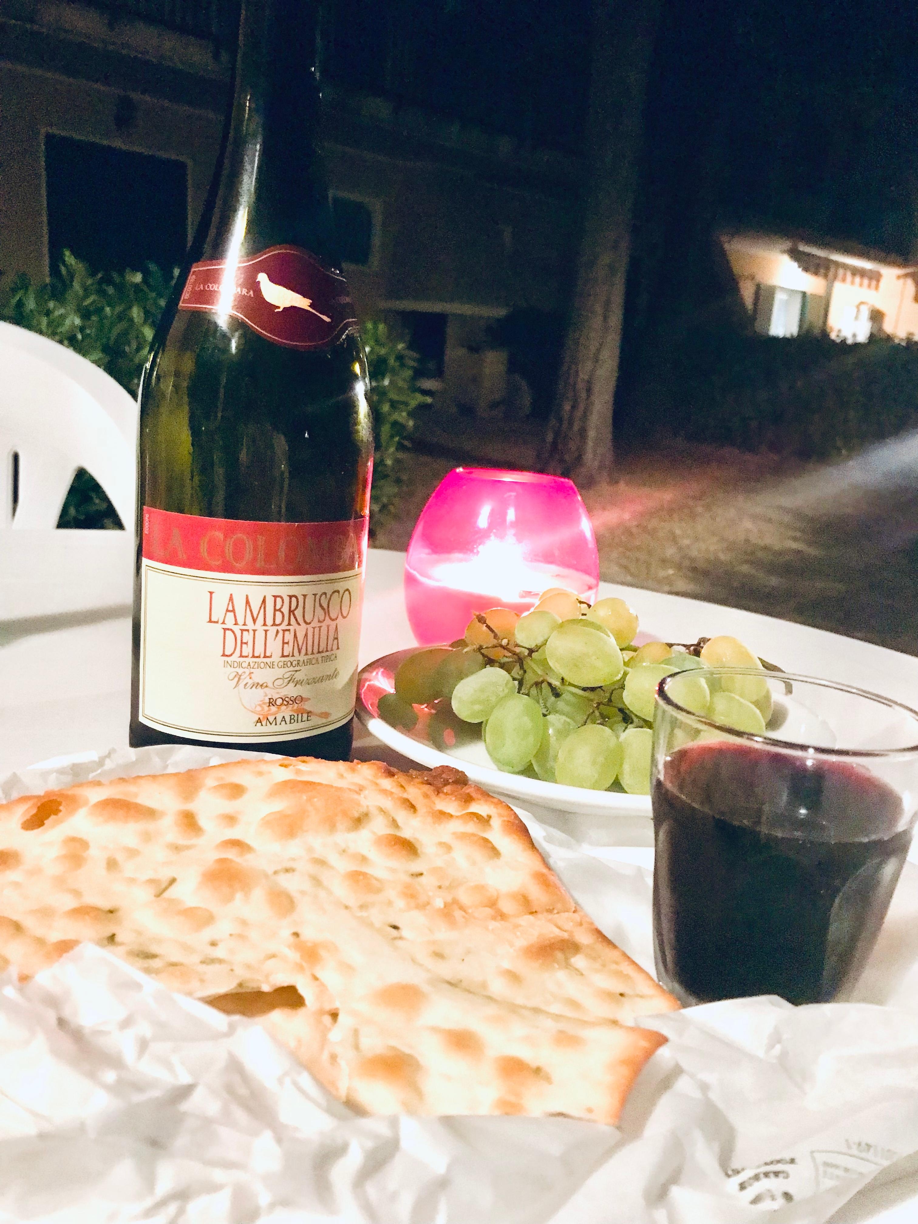 Letzter Abend in Italien 🇮🇹 
#wine #snack #villagio #outside #allesgehtzuende #bellaitalia #amore❤️