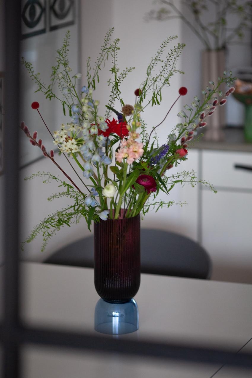 Lichtblick im Dunkeln!

#Vasen #Vasenliebe #Blumenvase #Esstisch