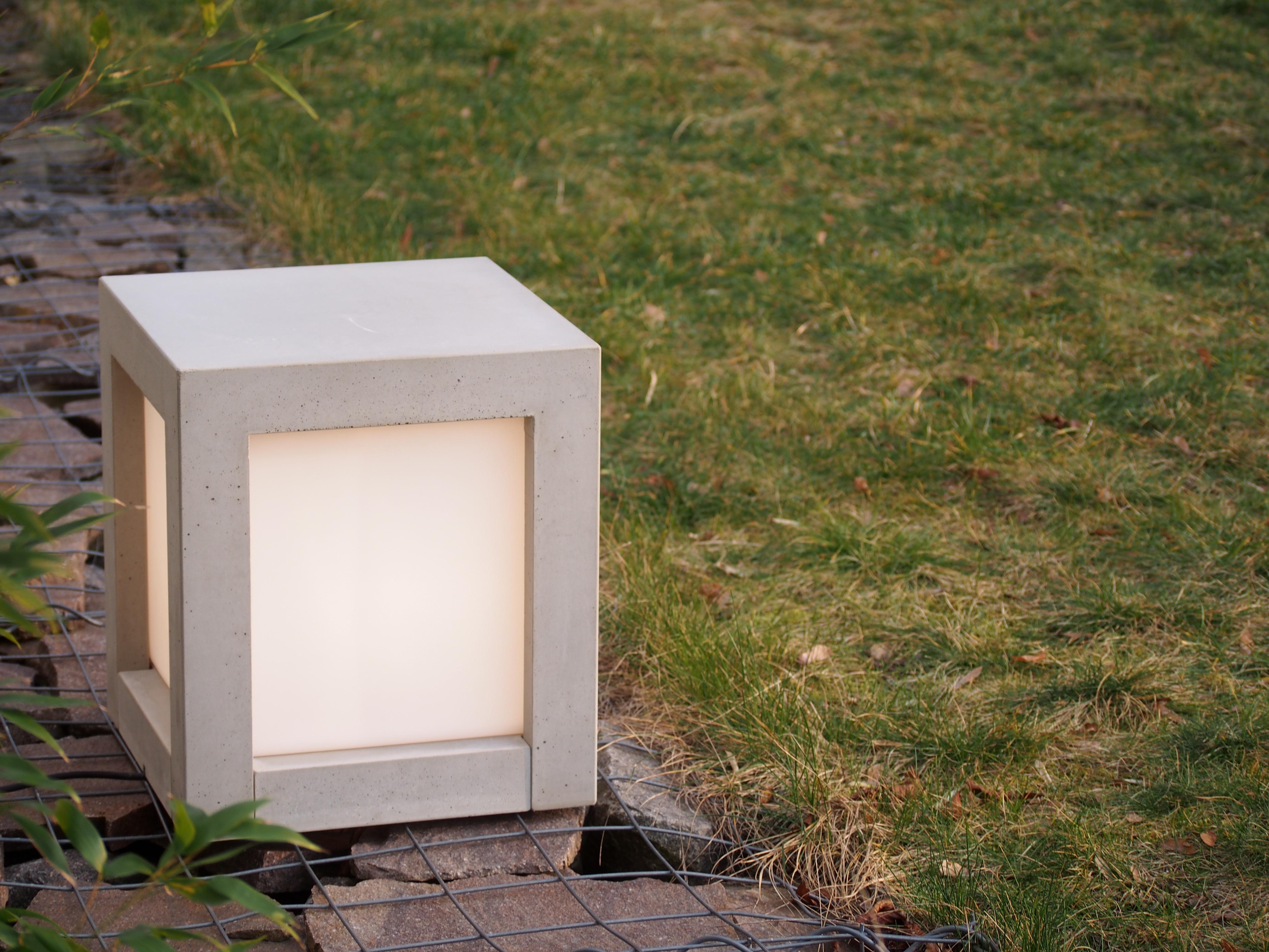 Lichtwürfel im Garten #stuhl #hocker #lampe #betonmöbel ©Foto Betoniu GmbH