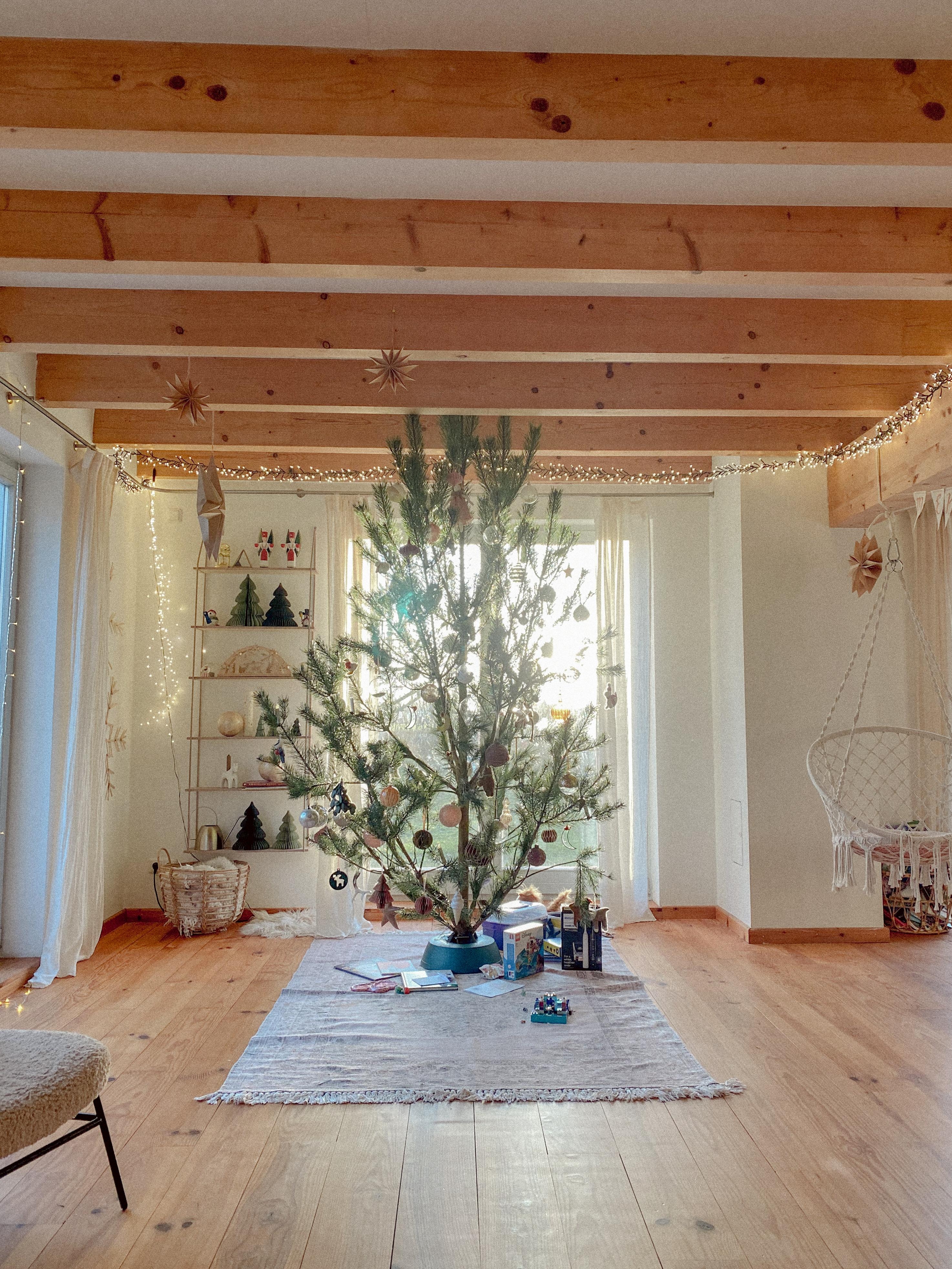 Liebe unser Zuhause. #holzhaus #weihnachtsbaum #weihnachten