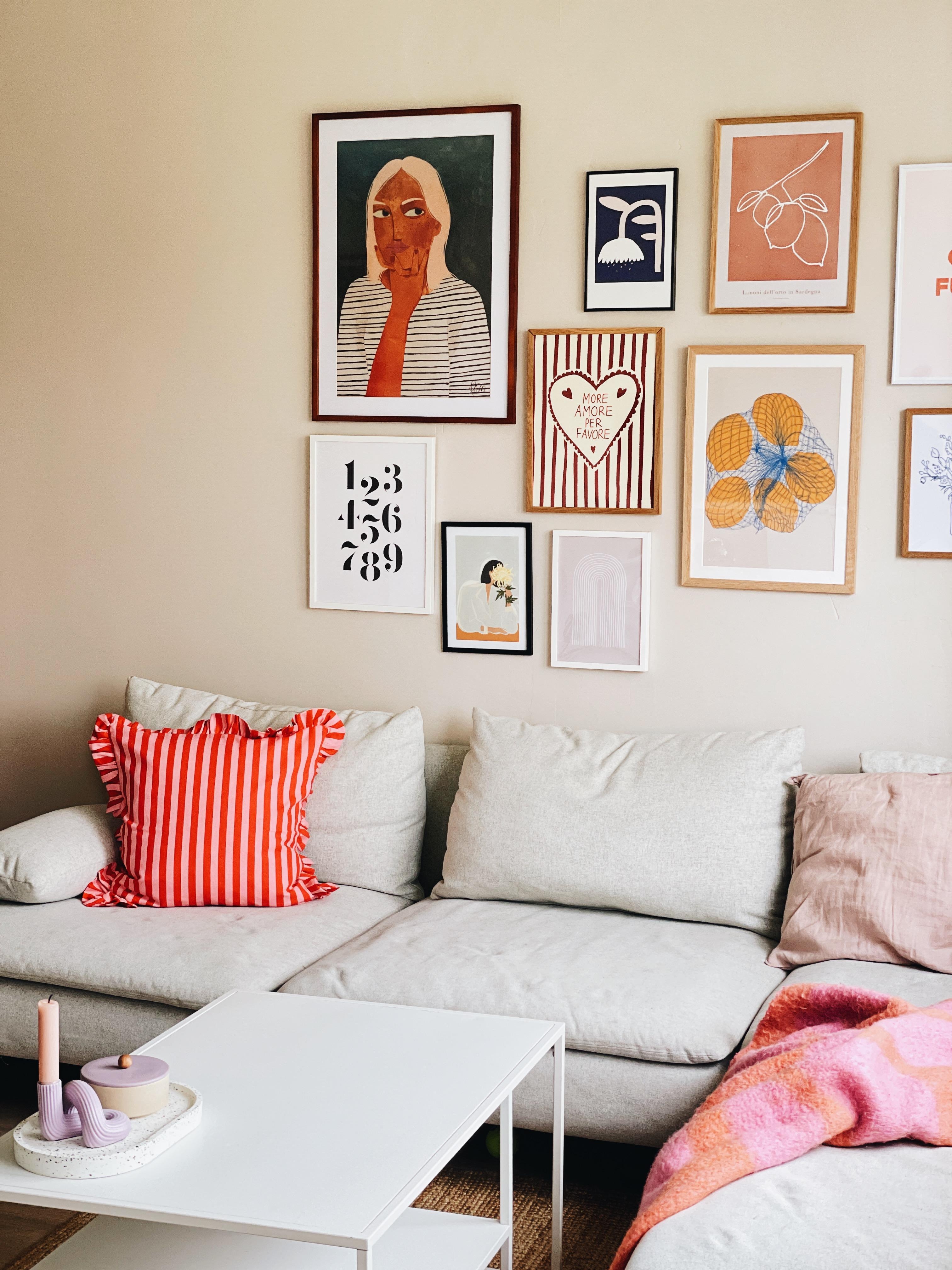 Lieblingsfarbkombi ❤️
#wohnzimmer #livingroom #couchliebt #lieblingsraum #gallerywall #cozy #farbenfroh #colours 