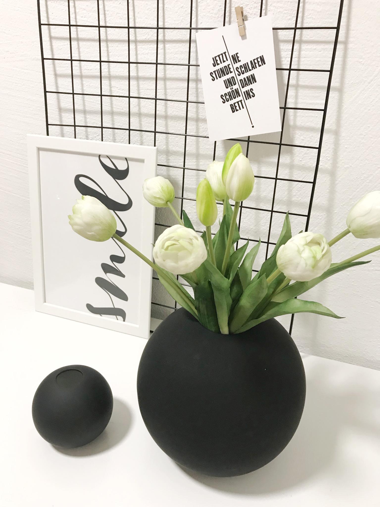 Lieblingsvase im Frühlingsmodus! 🖤 #tulpen #blackandwhite #vase #memoboard #living #interior #deko #monochrom #smile