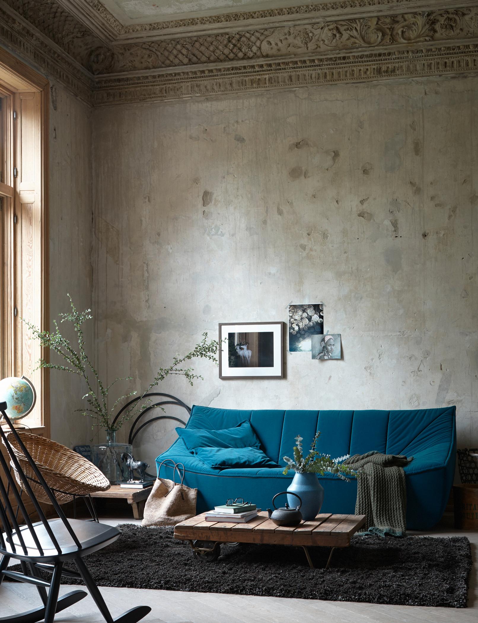 Liegewiese #beistelltisch #schaukelstuhl #sofa #blauessofa #samtsofa ©livingathome/Fotograf: Jonas von der Hude