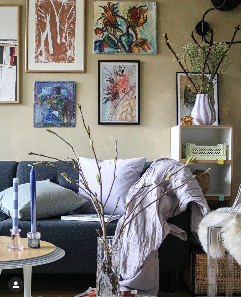 Lila Montag
#interior #dekor #wohnzimmer #bilderwand #lila #couchstyle #vasenliebe