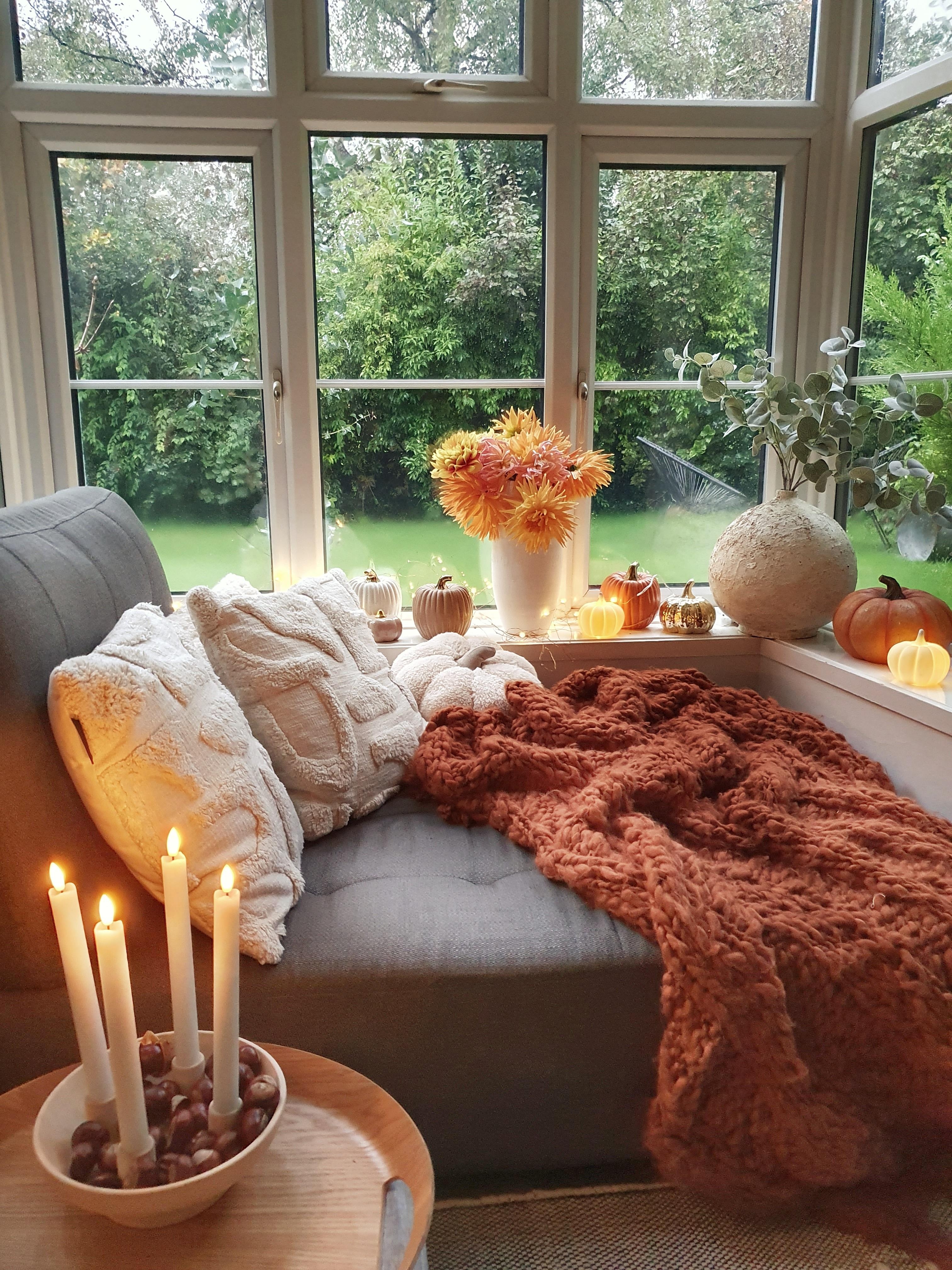 #livingchallenge #Wohnzimmer #cozy #herbstdeko #herbst #warminterior #couchstyle #sofa 