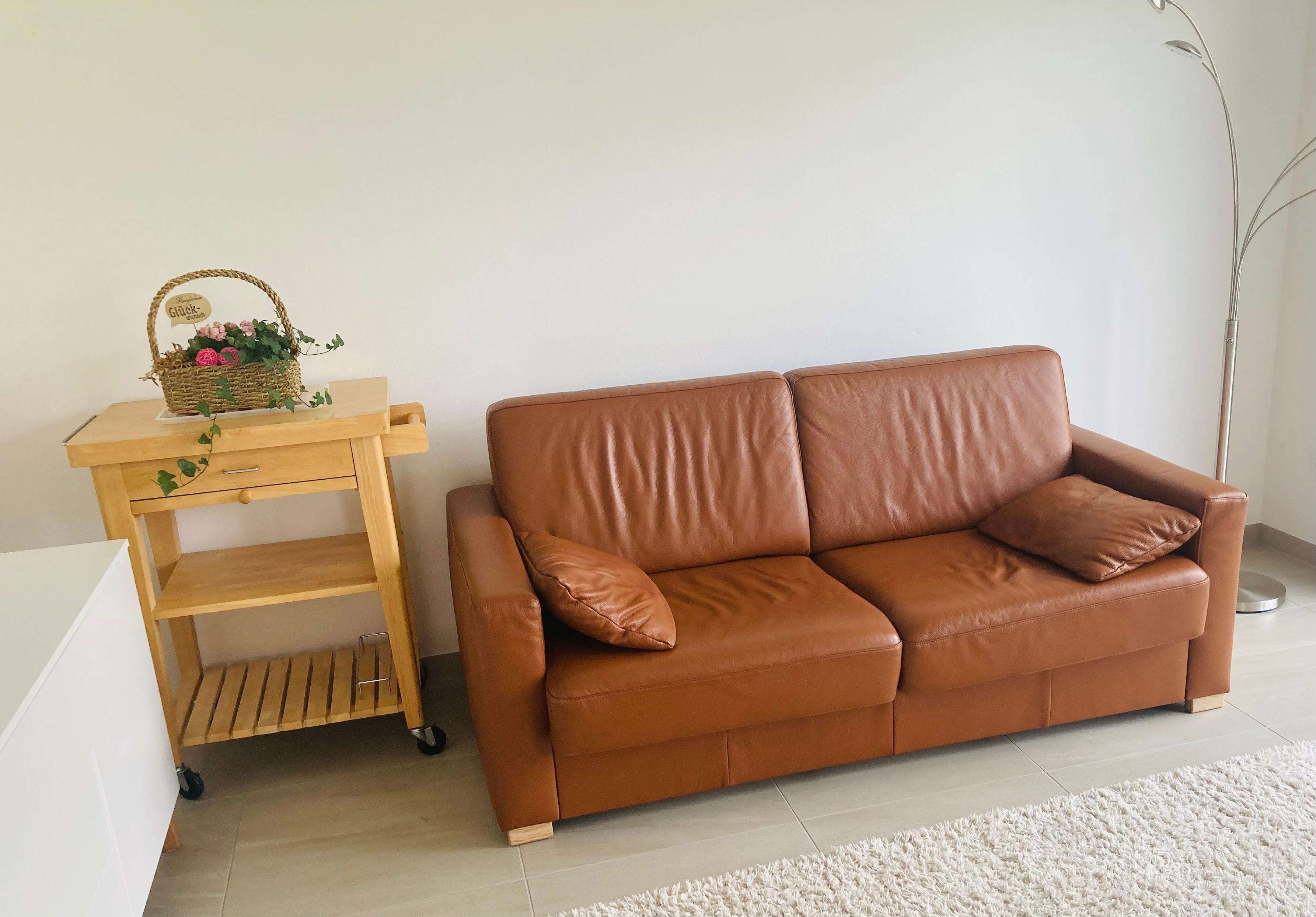 #livingchallenge #wohnzimmer #sofa #ledersofa #holz #teppich #shaggy #stehlampe #minimalistisch #warmefarben