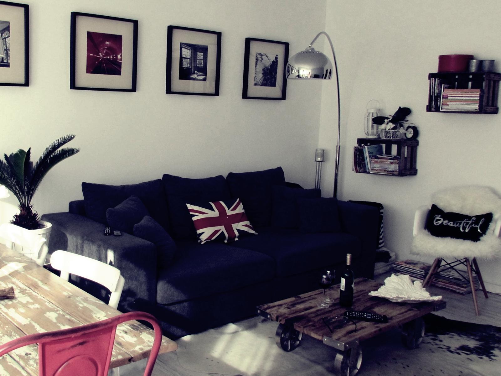 Livingroom im Industrie Look #bogenlampe #wohnzimmer #obstkiste #wandbild #xxlsofa #industriedesigncouchtisch ©roomrevolution