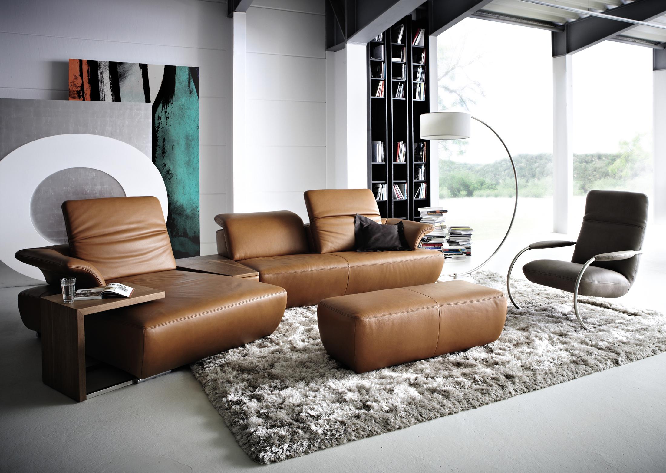 Loungesofa im Wohnzimmer #teppich #ecksofa #ledersofa #sessel #sofa #grauersessel #braunessofa #braunesledersofa #zimmergestaltung ©Koinor