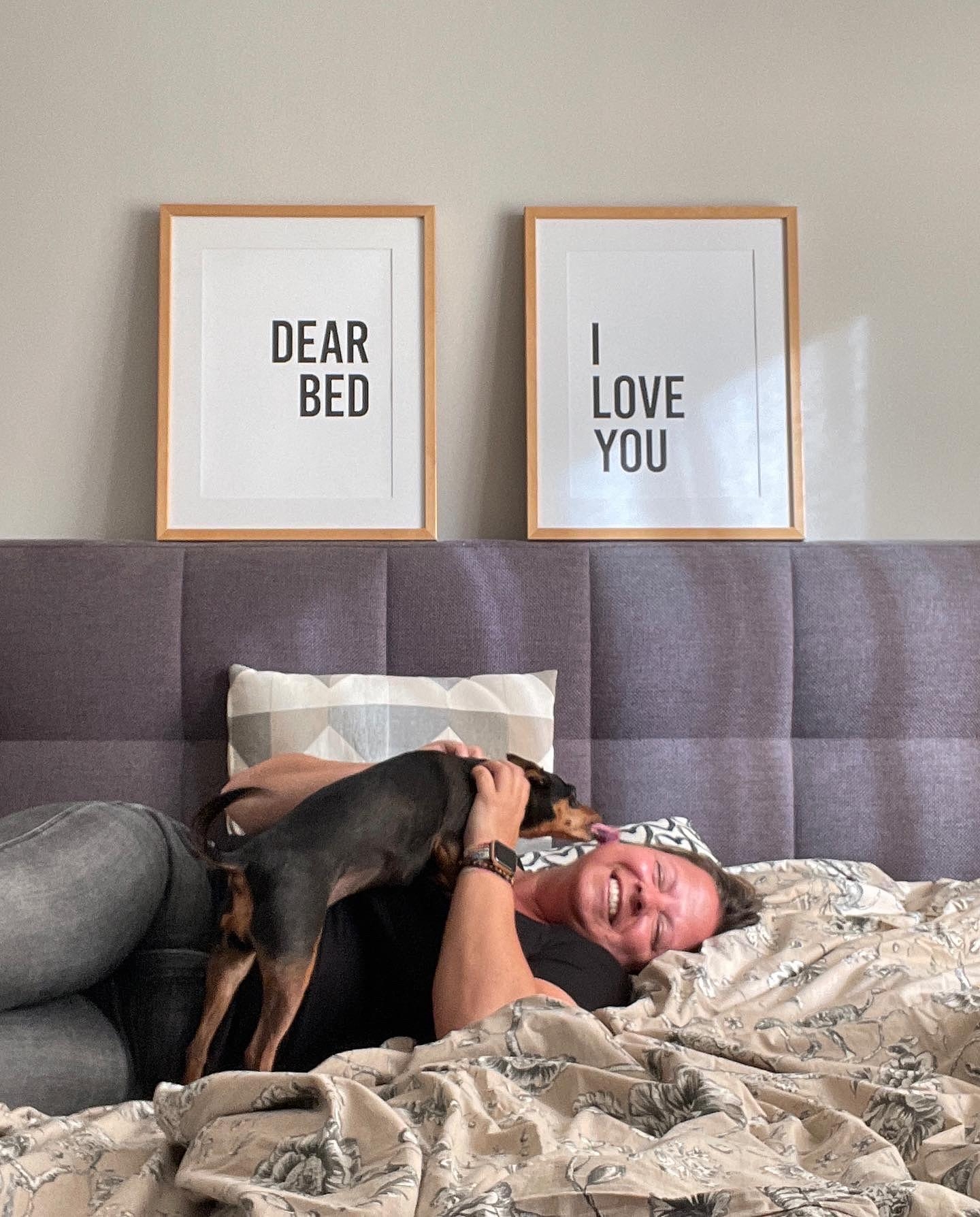 LOVE 🩶 #schlafzimmer #bedroom #hund #boxspringbett #poster #deko